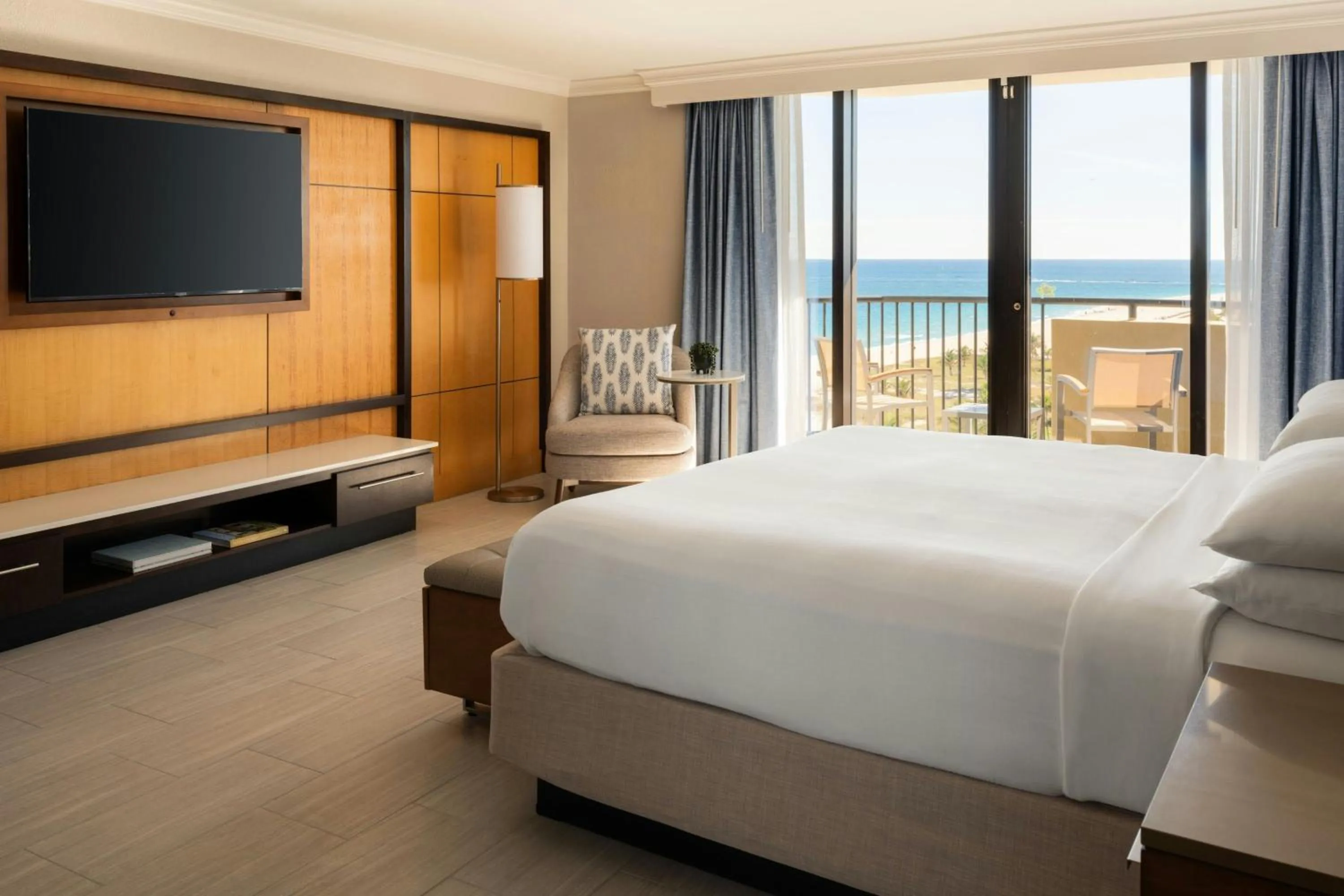 Photo of the whole room, Bed in Fort Lauderdale Marriott Harbor Beach Resort & Spa