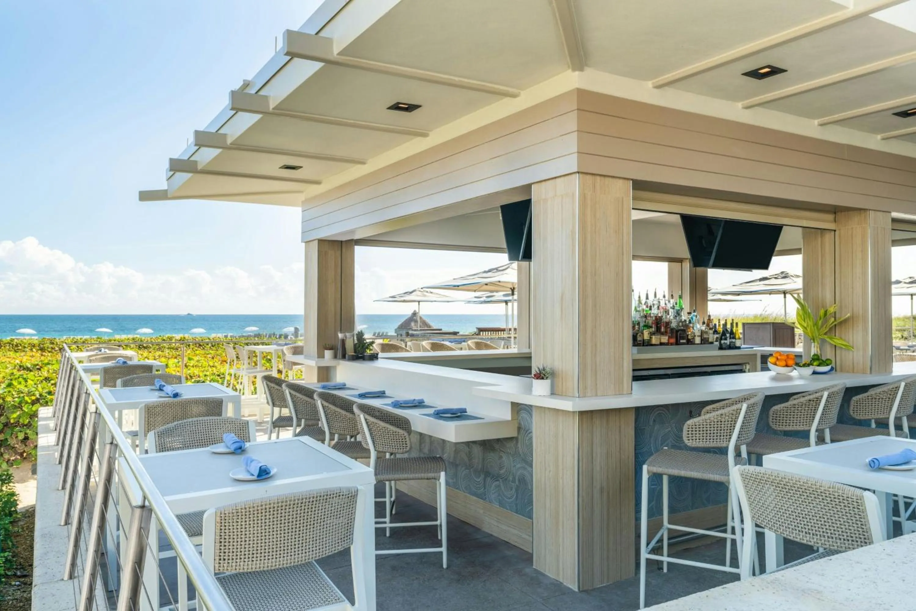 Lounge or bar in Fort Lauderdale Marriott Harbor Beach Resort & Spa