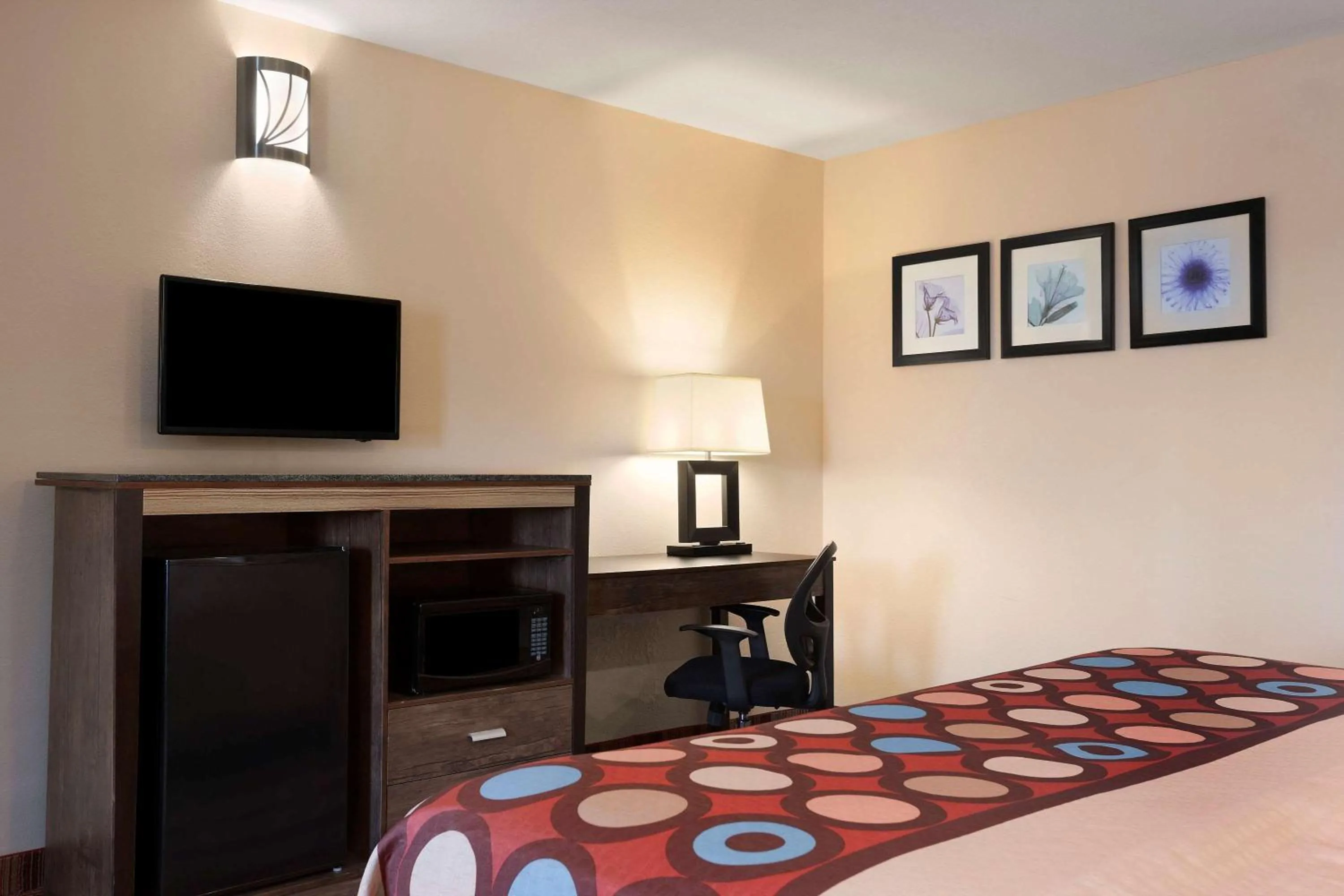 On site, Bed in Super 8 by Wyndham Rahway/Newark