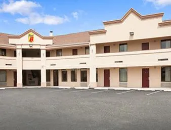 Facade/entrance in Super 8 by Wyndham Rahway/Newark