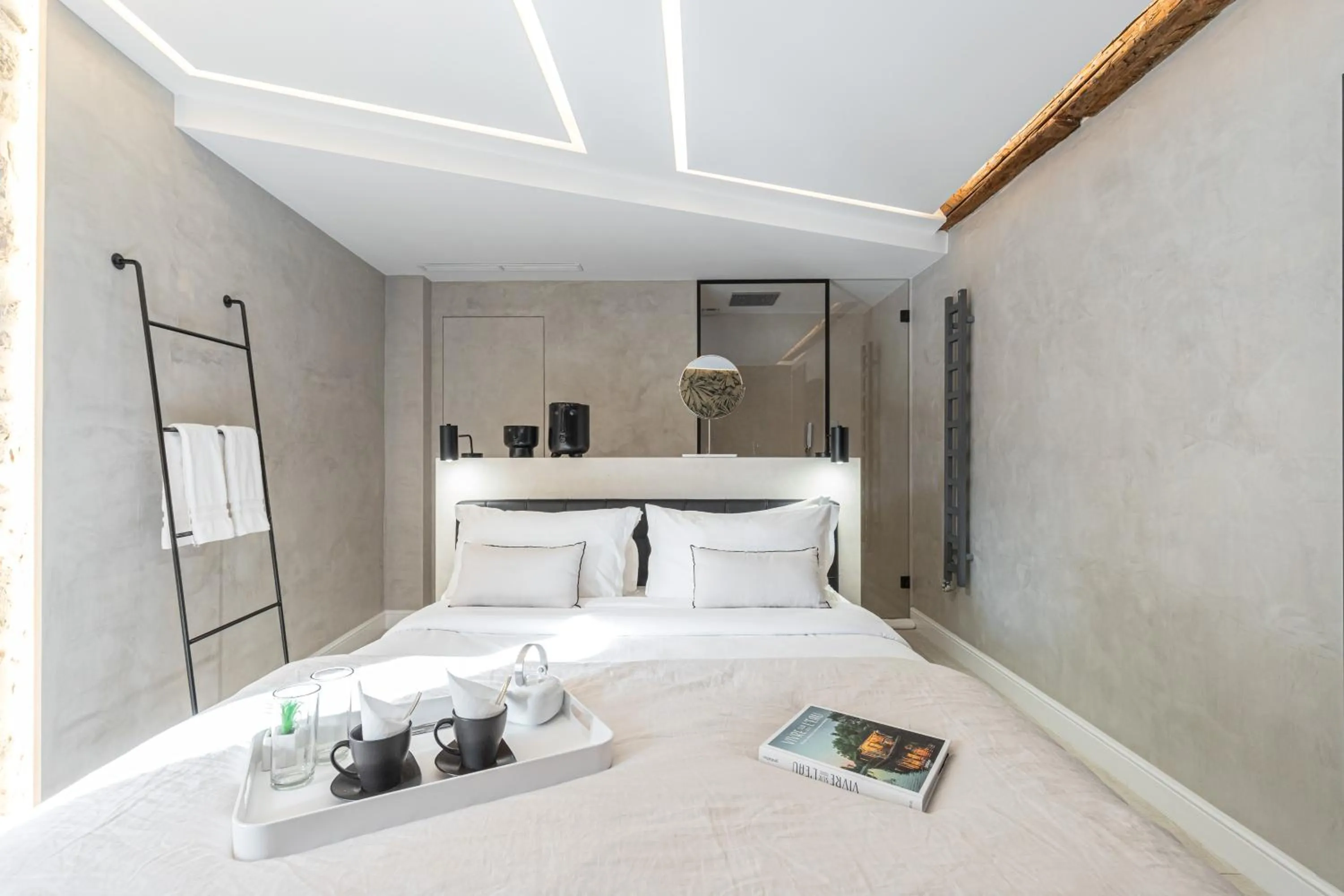 Photo of the whole room, Bed in Le Dortoir Boutique Suites