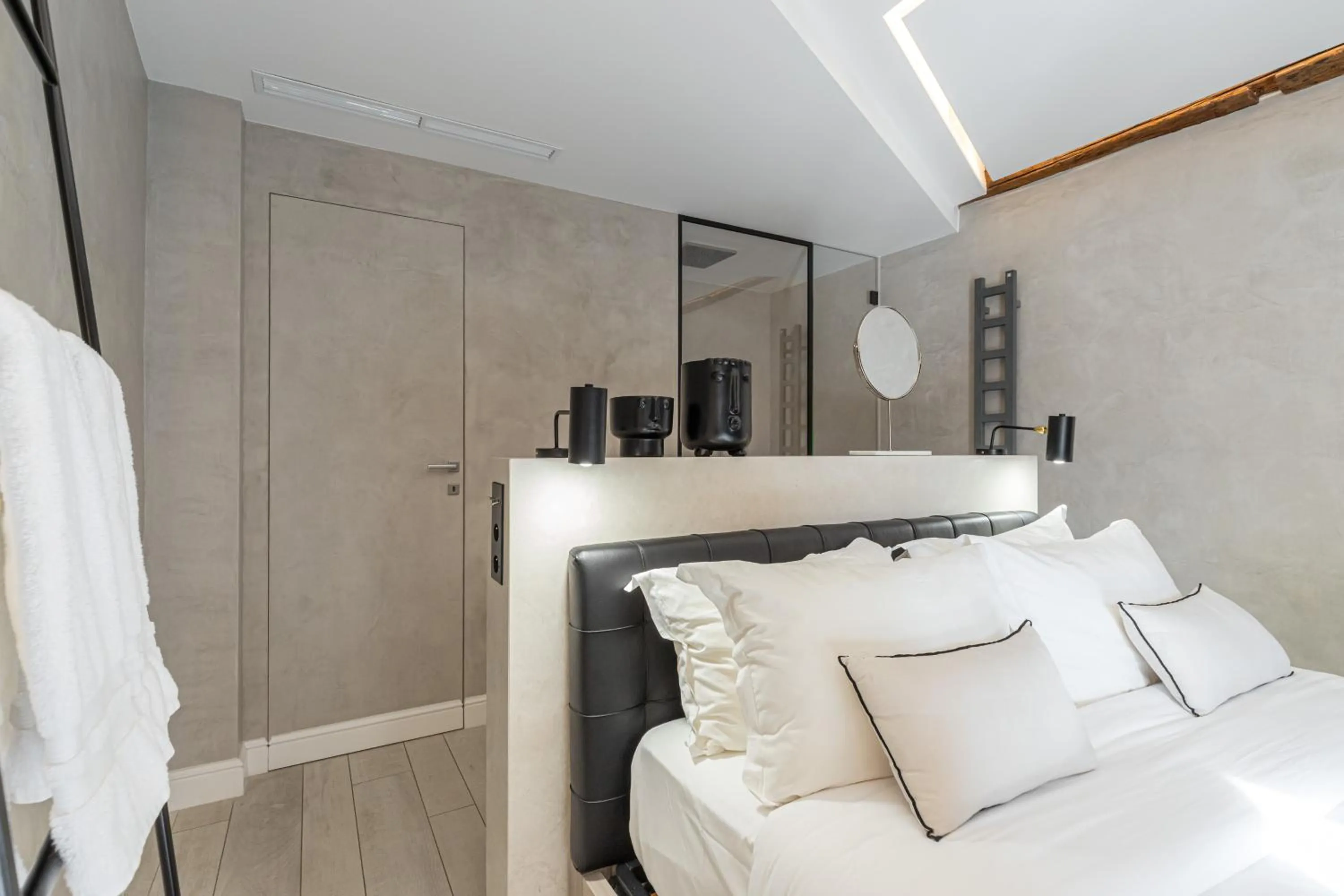 Photo of the whole room, Bed in Le Dortoir Boutique Suites