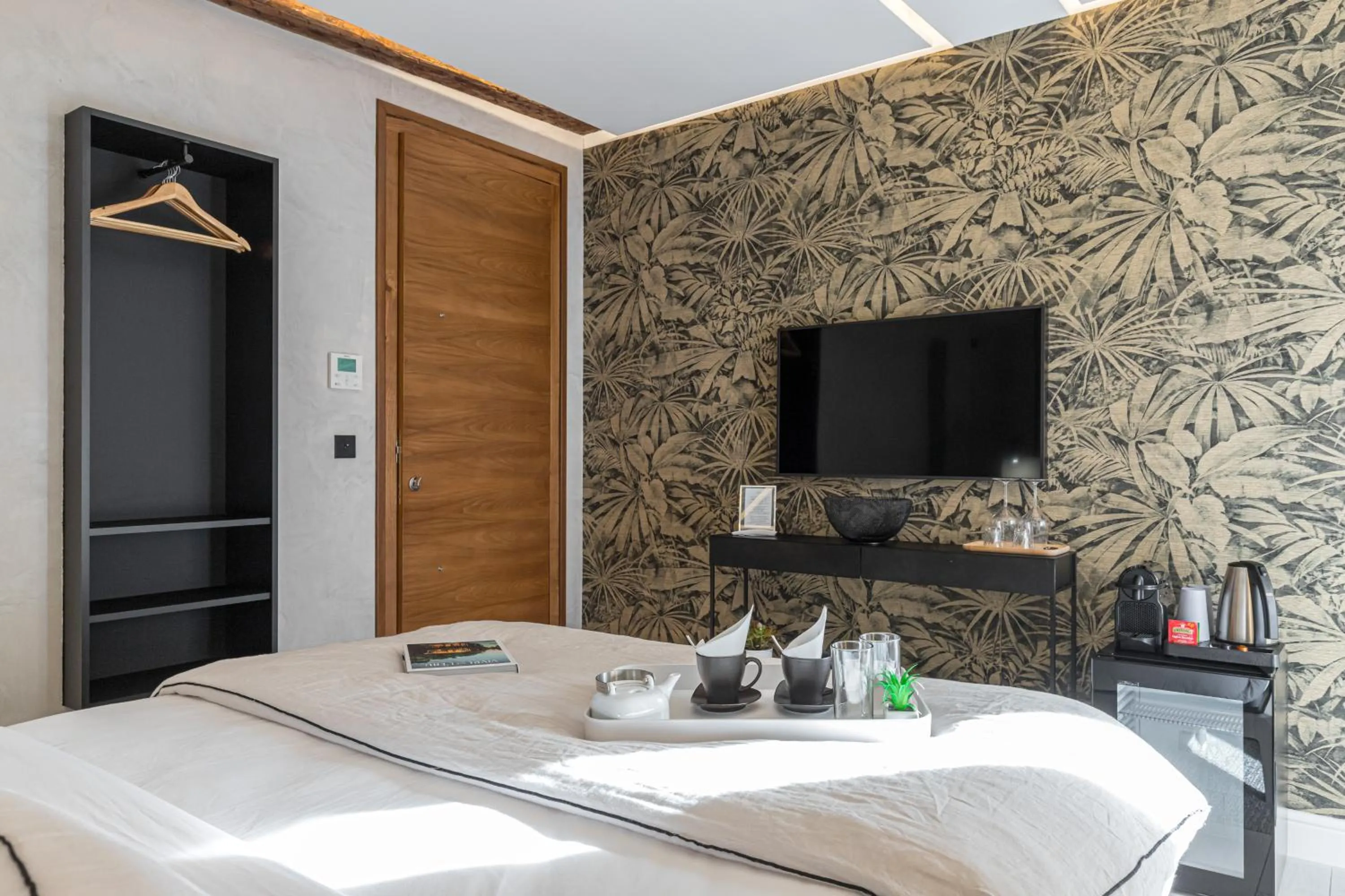 Photo of the whole room, Bed in Le Dortoir Boutique Suites