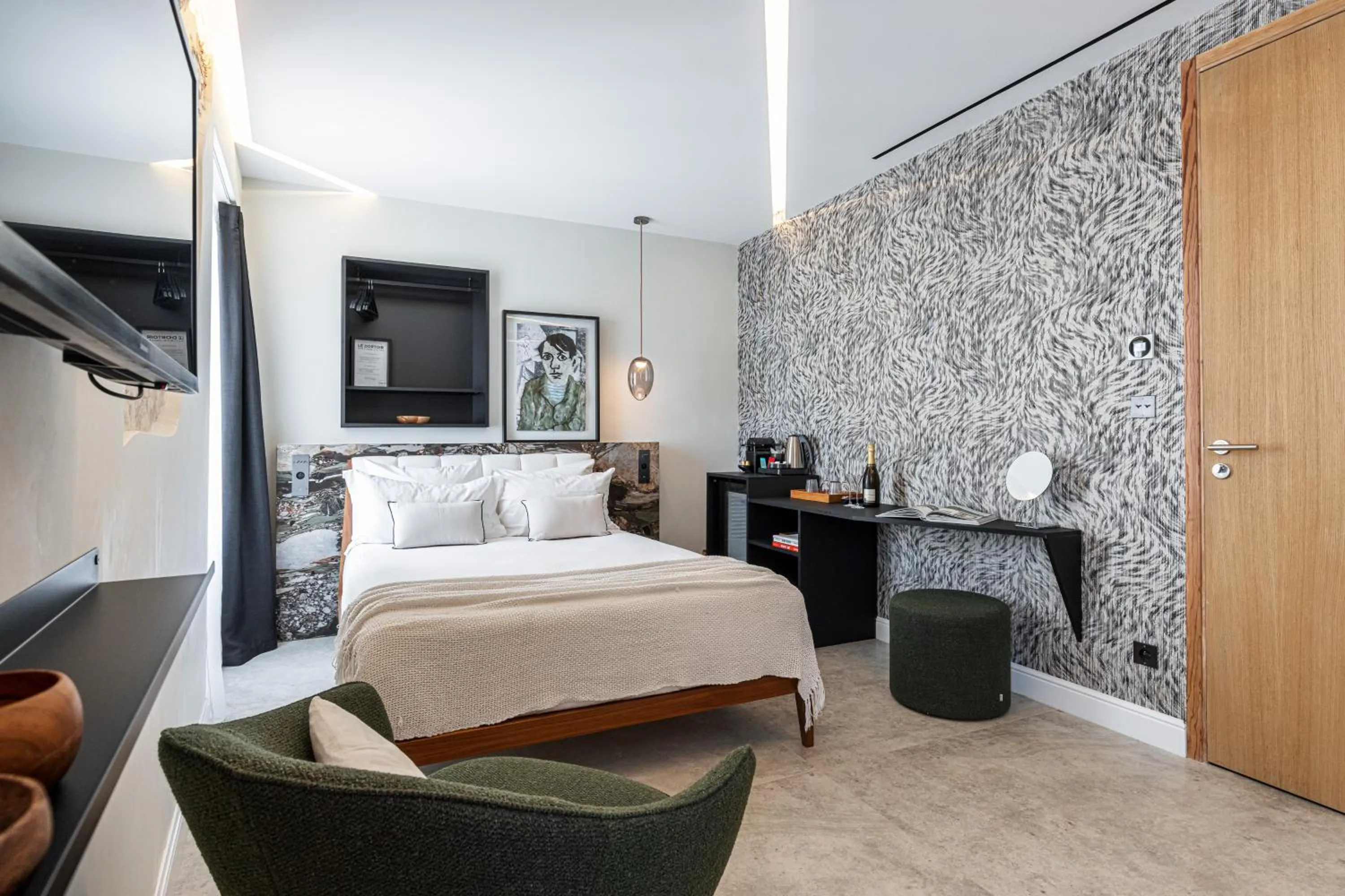 Photo of the whole room, Bed in Le Dortoir Boutique Suites