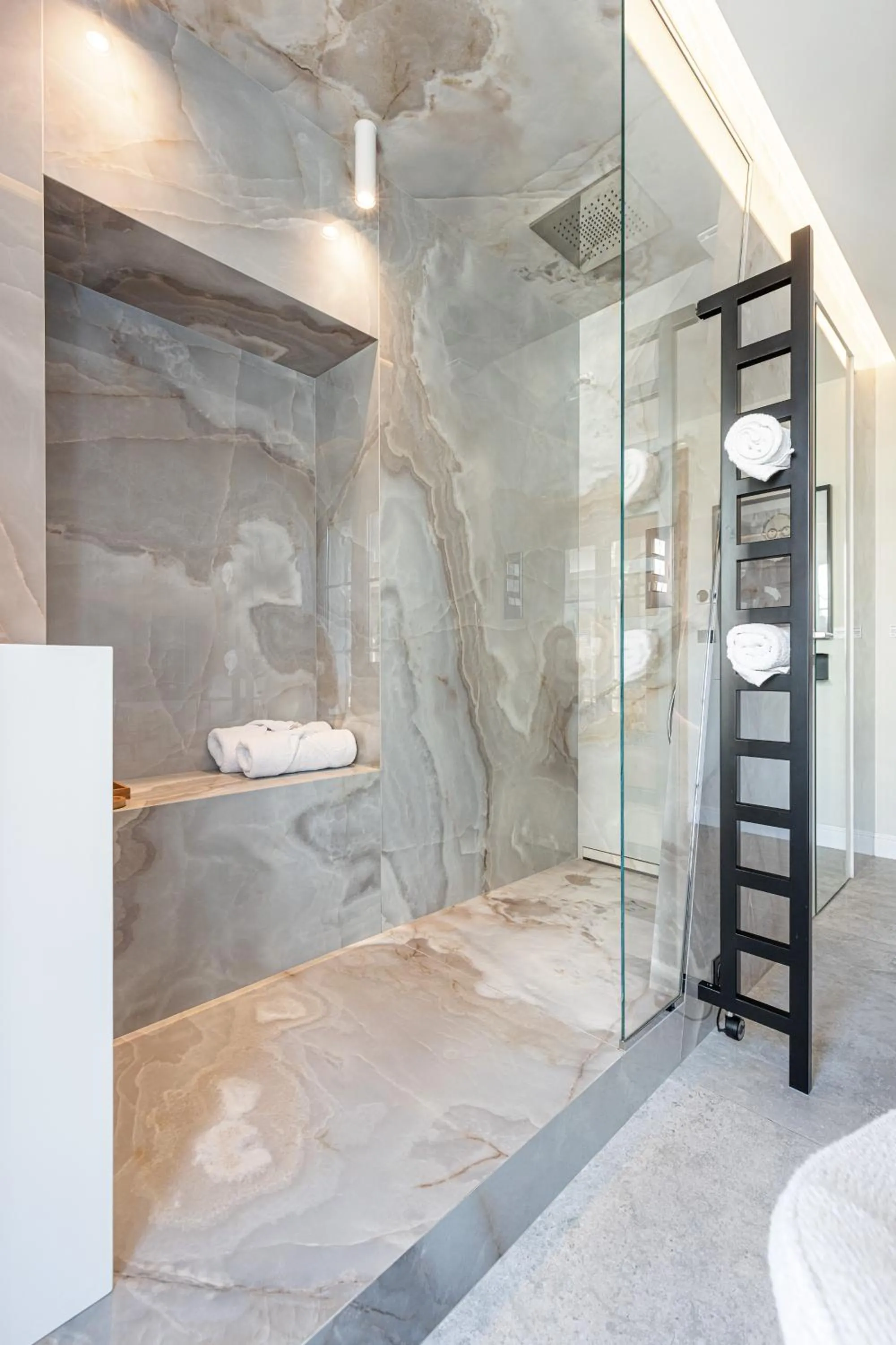 Shower in Le Dortoir Boutique Suites