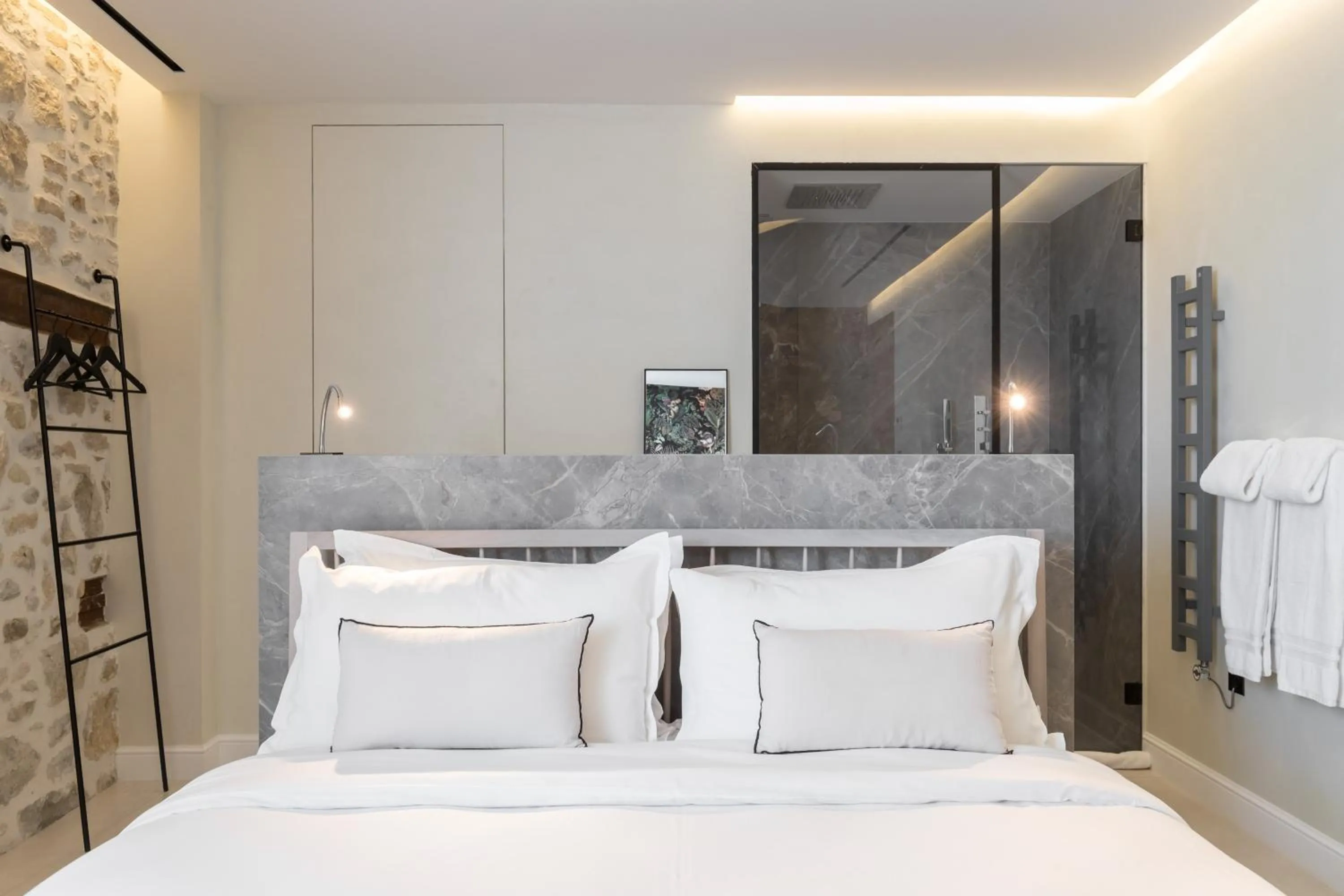 Bed in Le Dortoir Boutique Suites