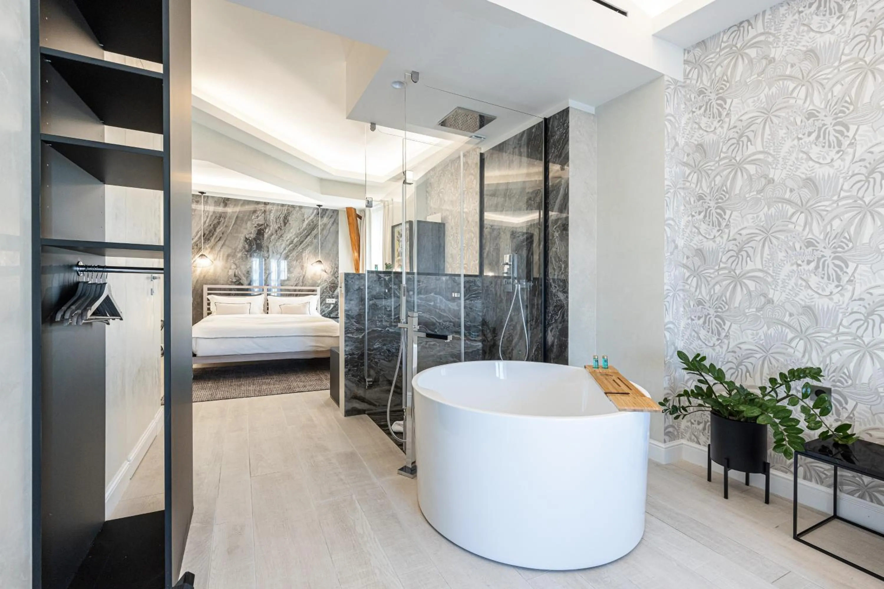 Photo of the whole room, Bed in Le Dortoir Boutique Suites