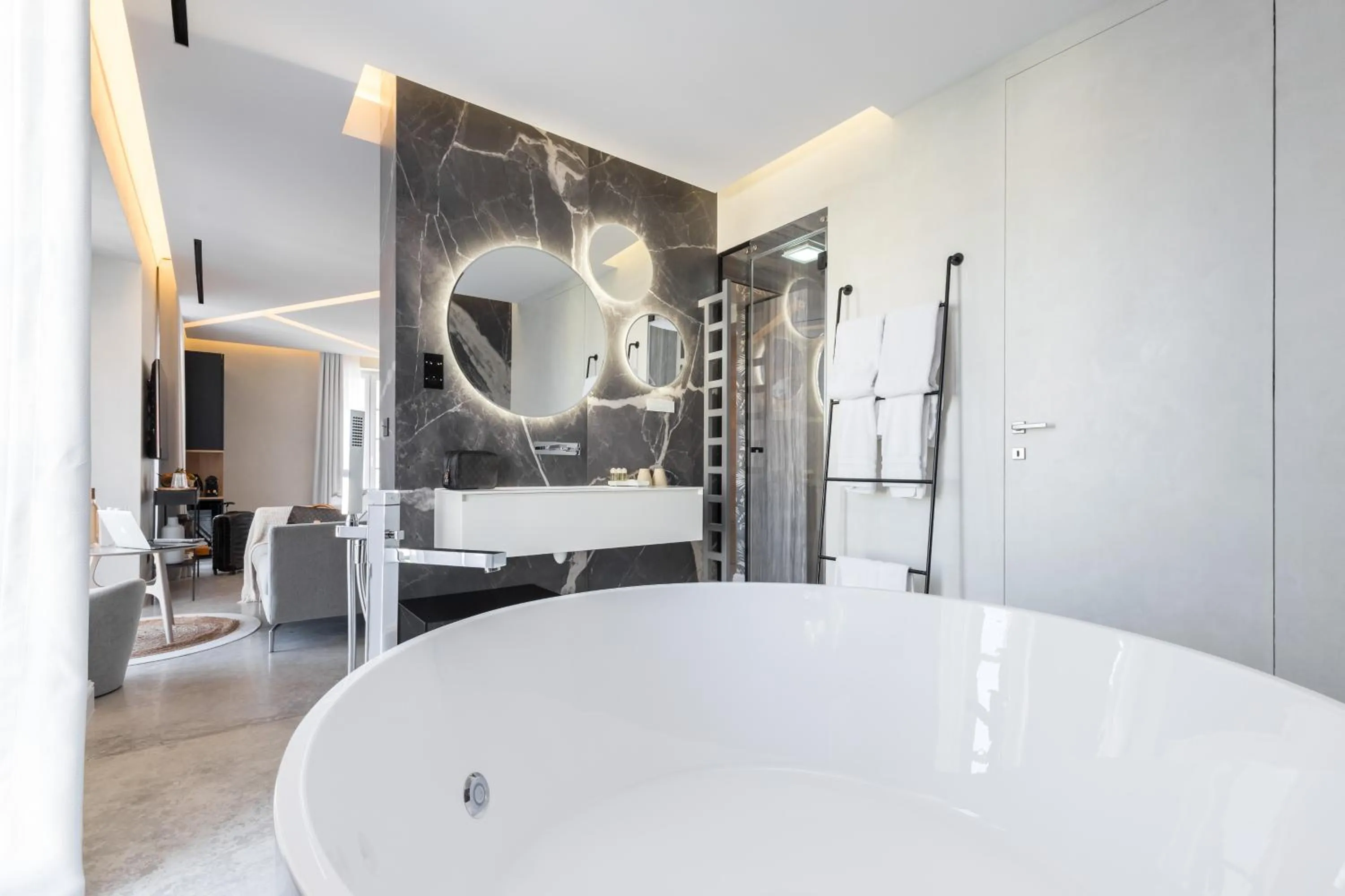 Shower in Le Dortoir Boutique Suites