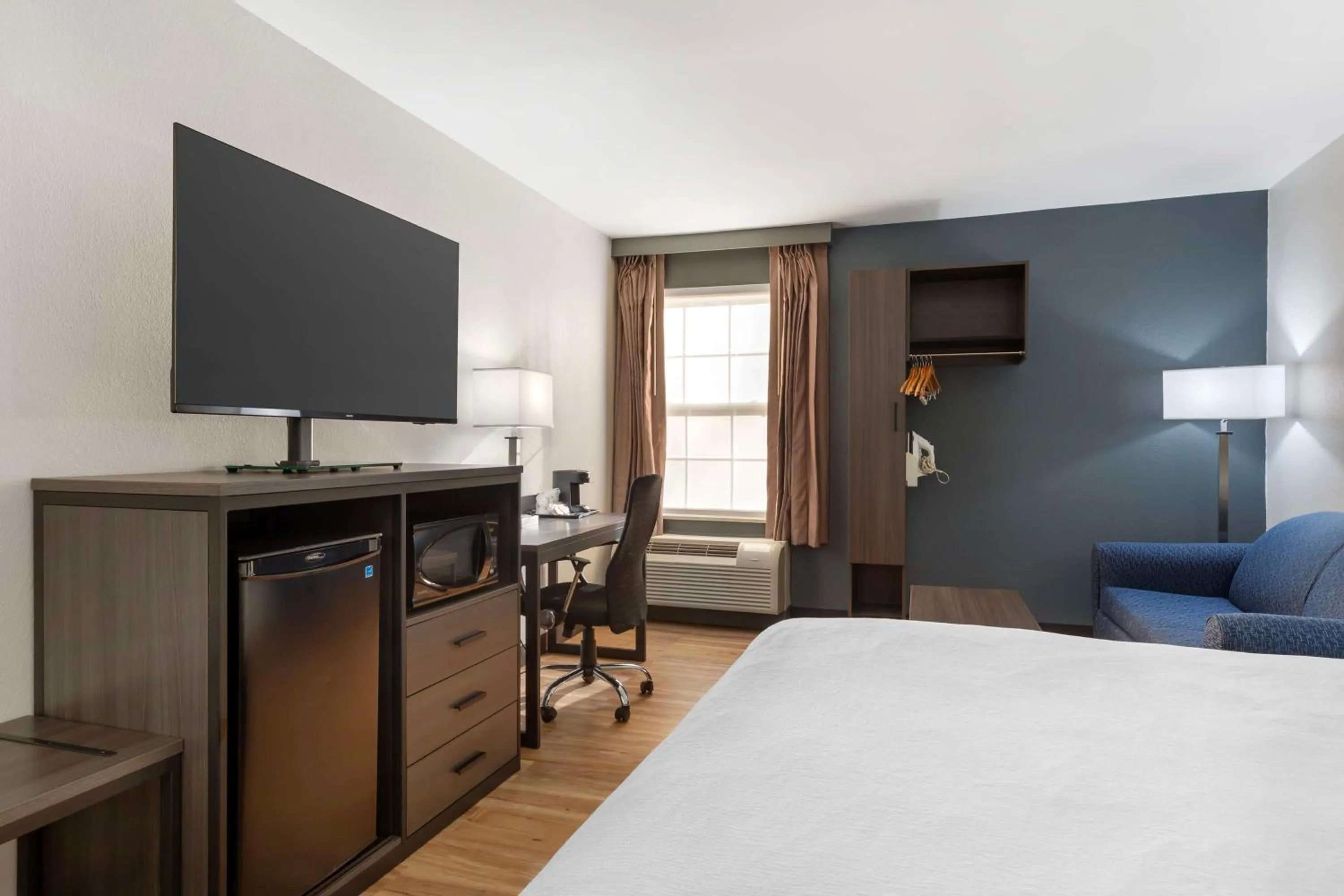 Bedroom, Bed in Best Western Mystic Hotel