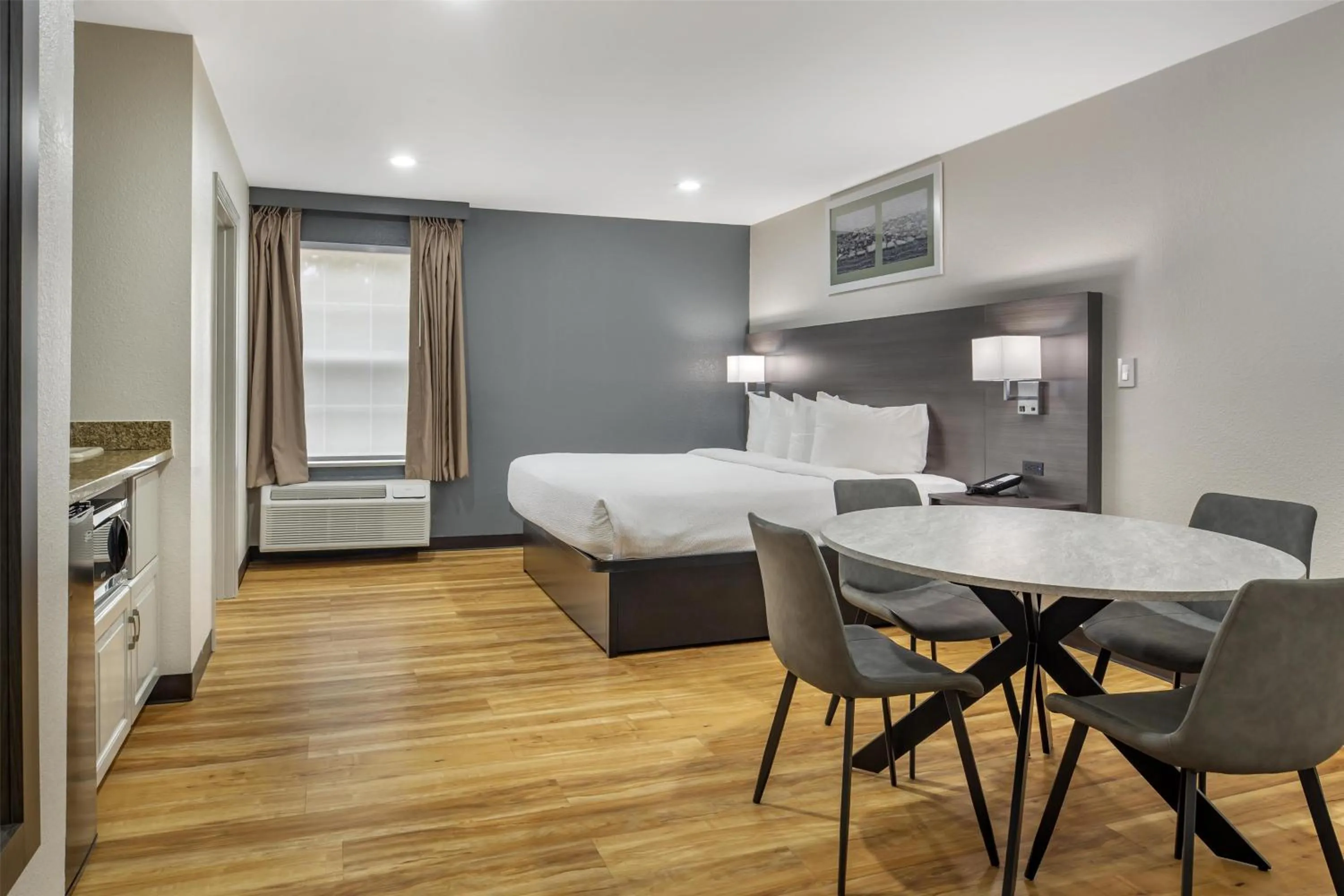 Bedroom, Bed in Best Western Mystic Hotel