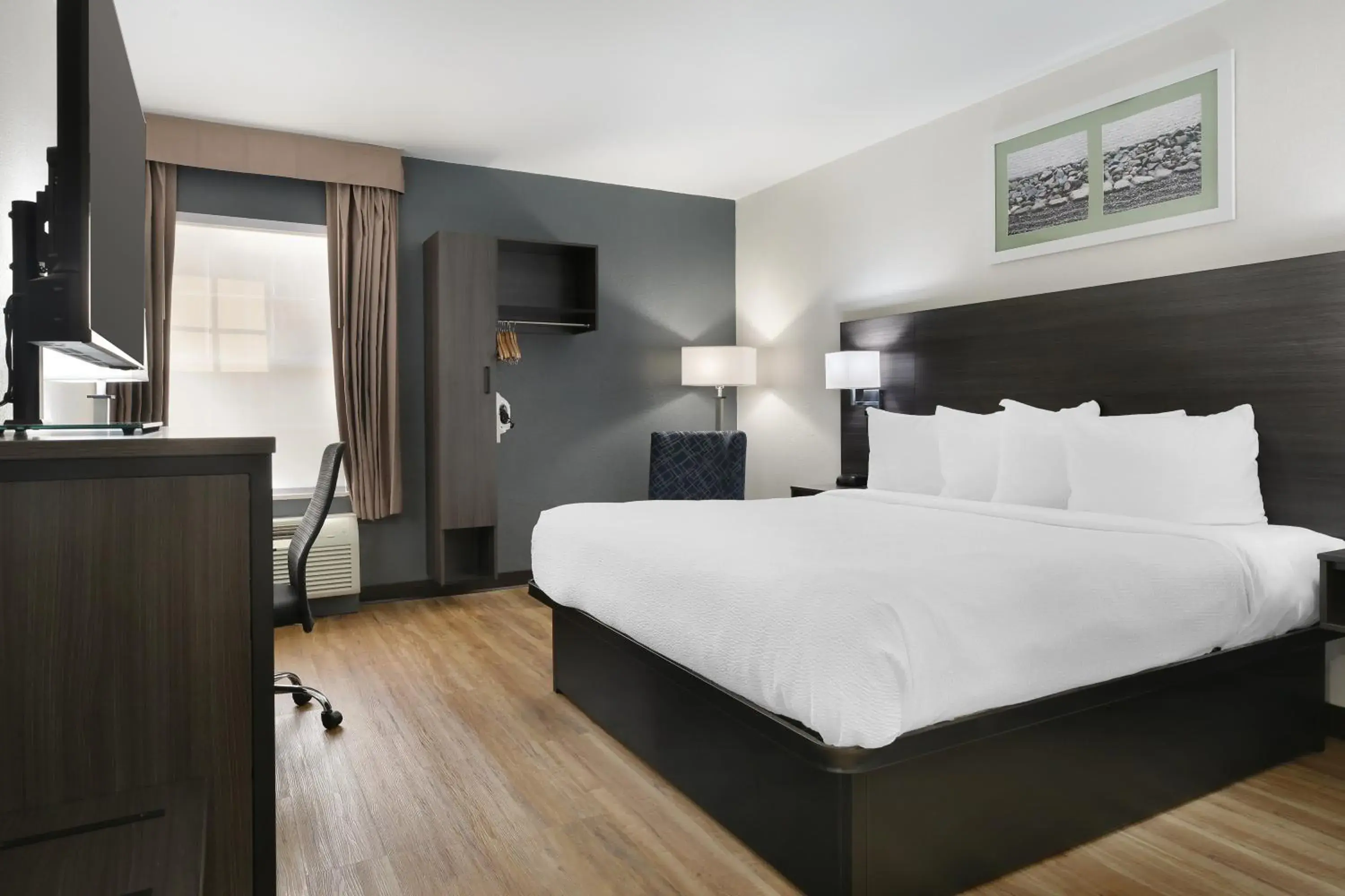 King Room with Bath Tub - Disability Access/Non-Smoking in Quality Inn Mystic King Room with Bath Tub - Disability Access/Non-Smoking in Quality Inn Mystic