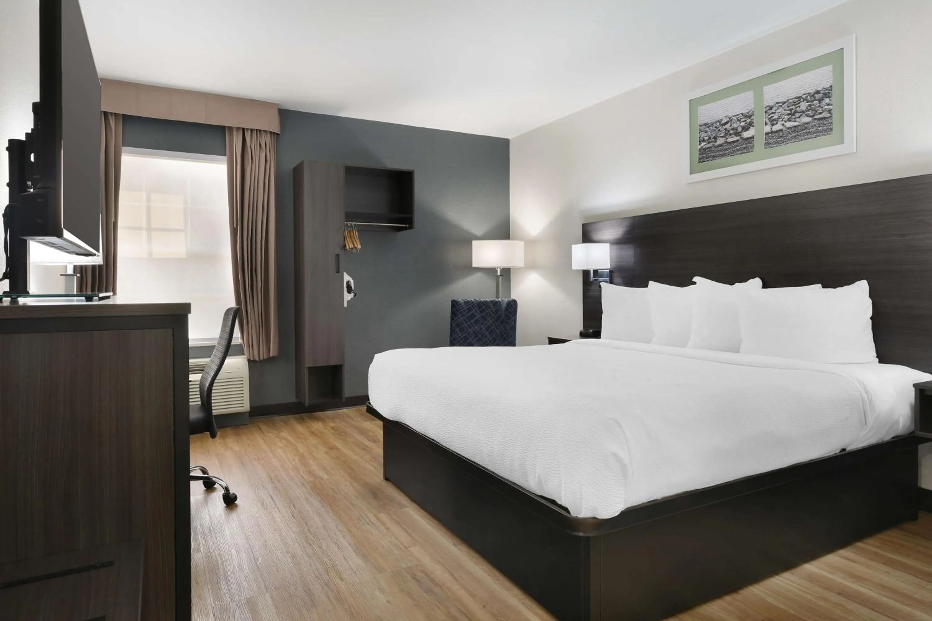 Bedroom, Bed in Best Western Mystic Hotel