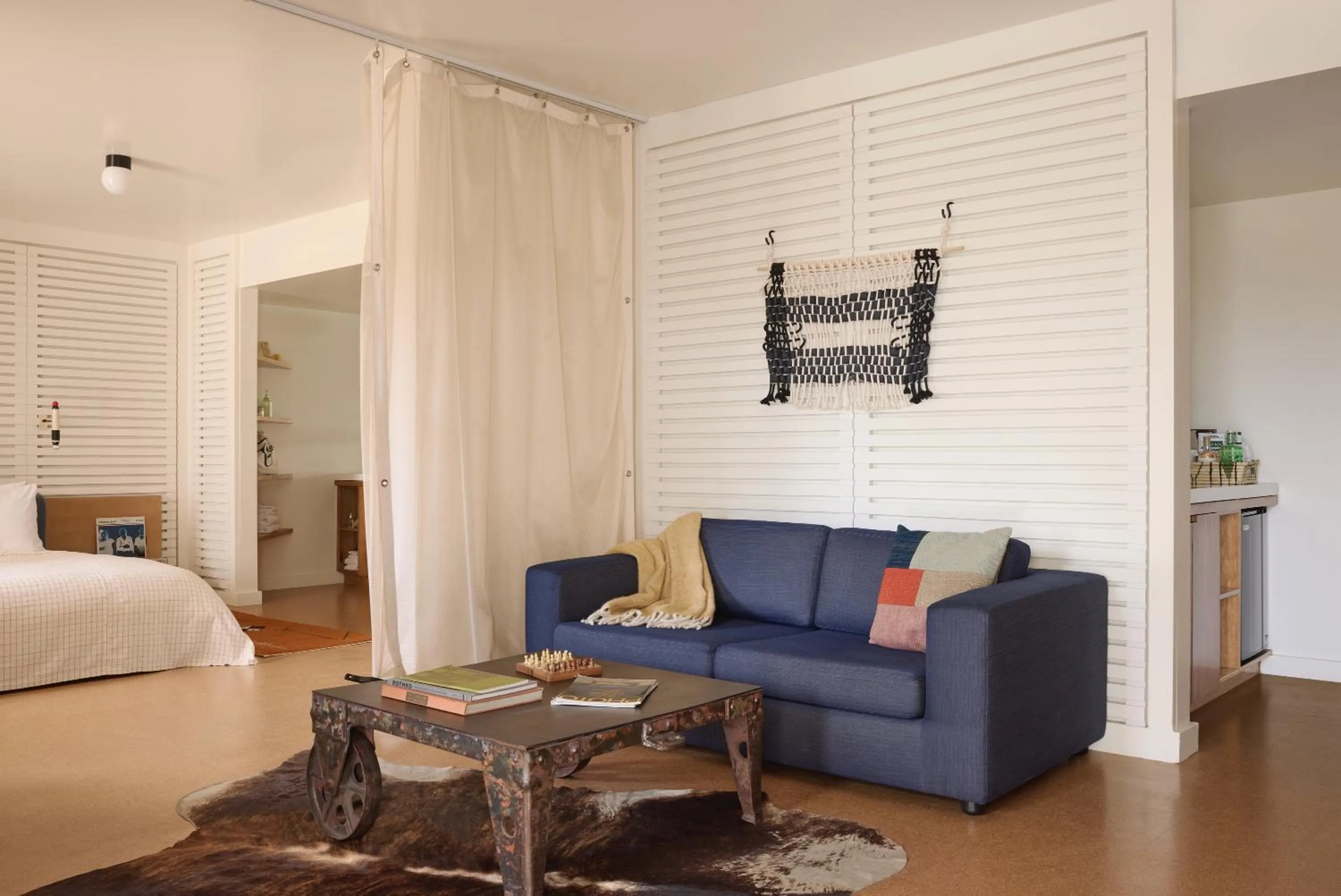 Living room, Bed in Ace Hotel and Swim Club Palm Springs