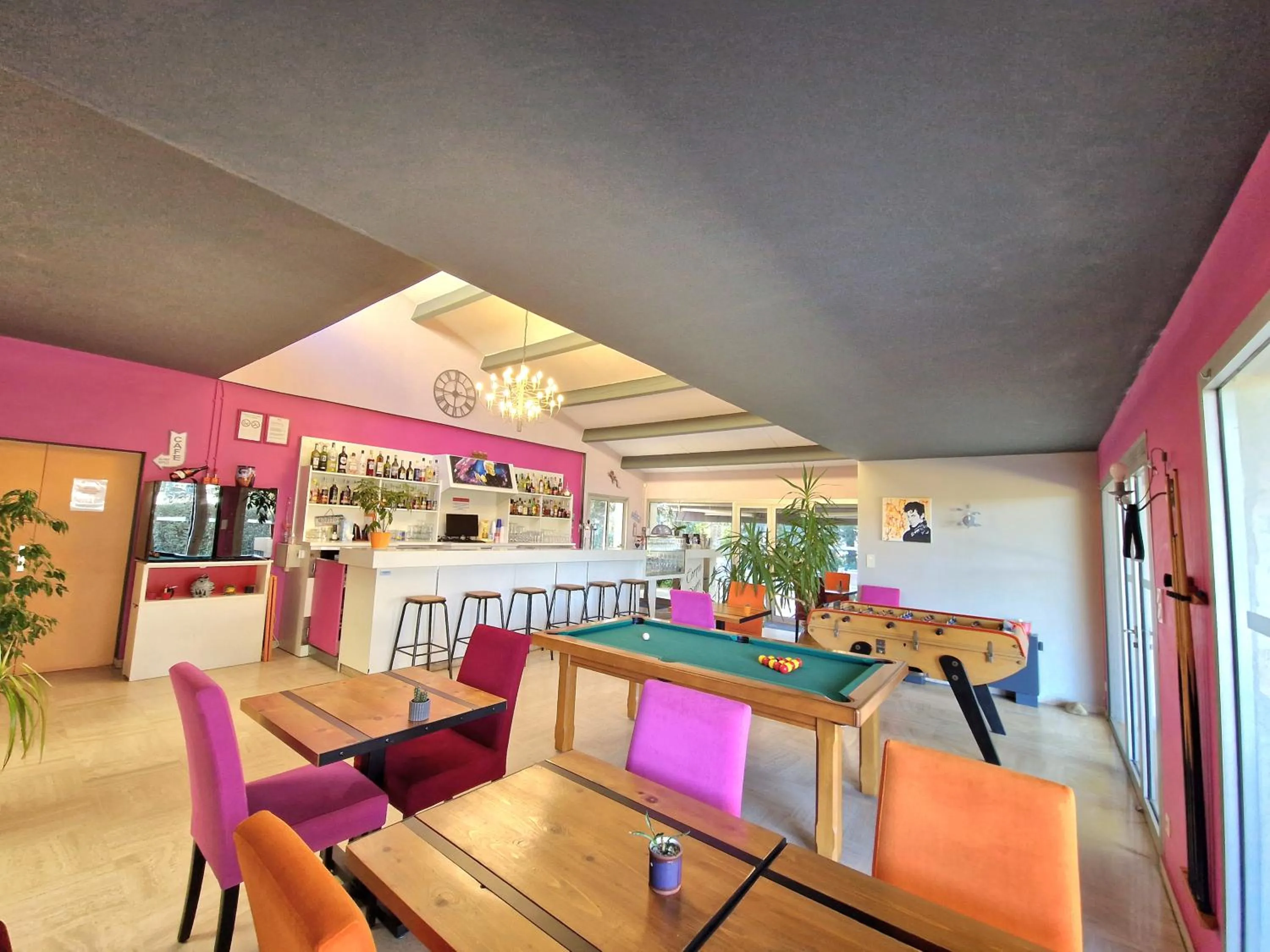 Lounge or bar in Hôtel Restaurant Le Mas De L'Olivier