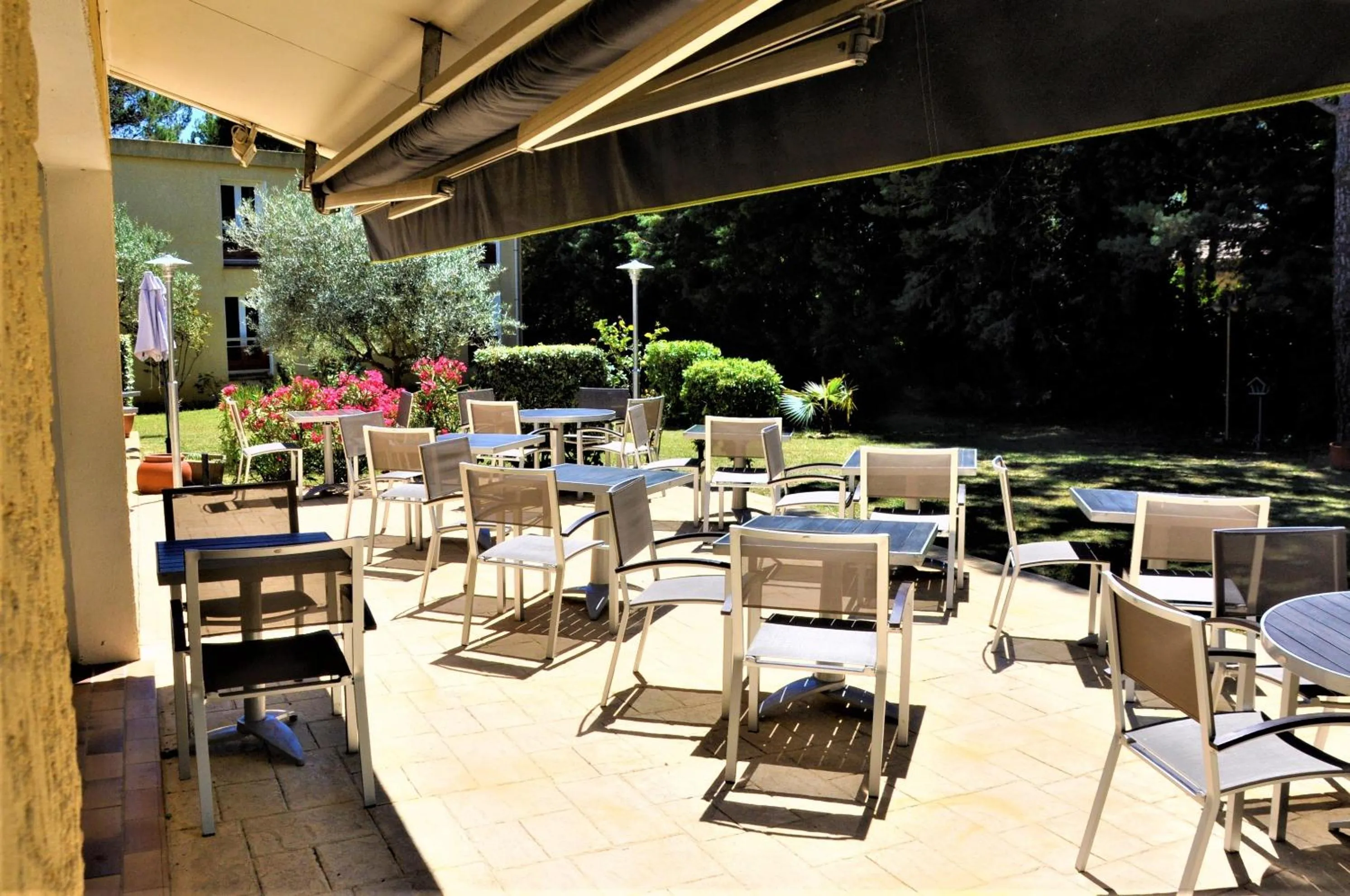 Patio in Hôtel Restaurant Le Mas De L'Olivier