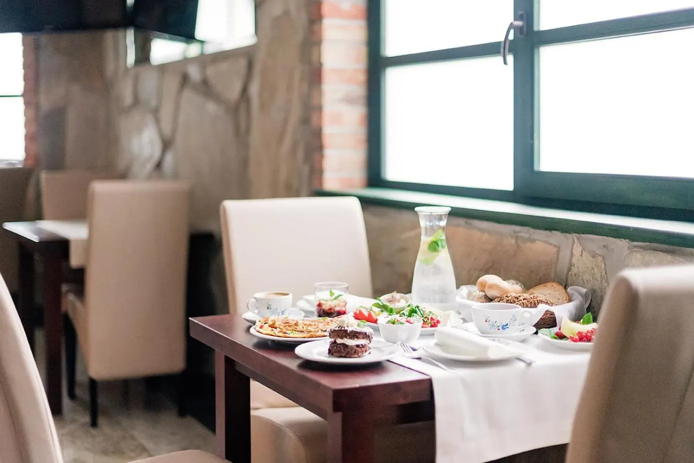 Communal lounge/ TV room in Hotel Szymbark