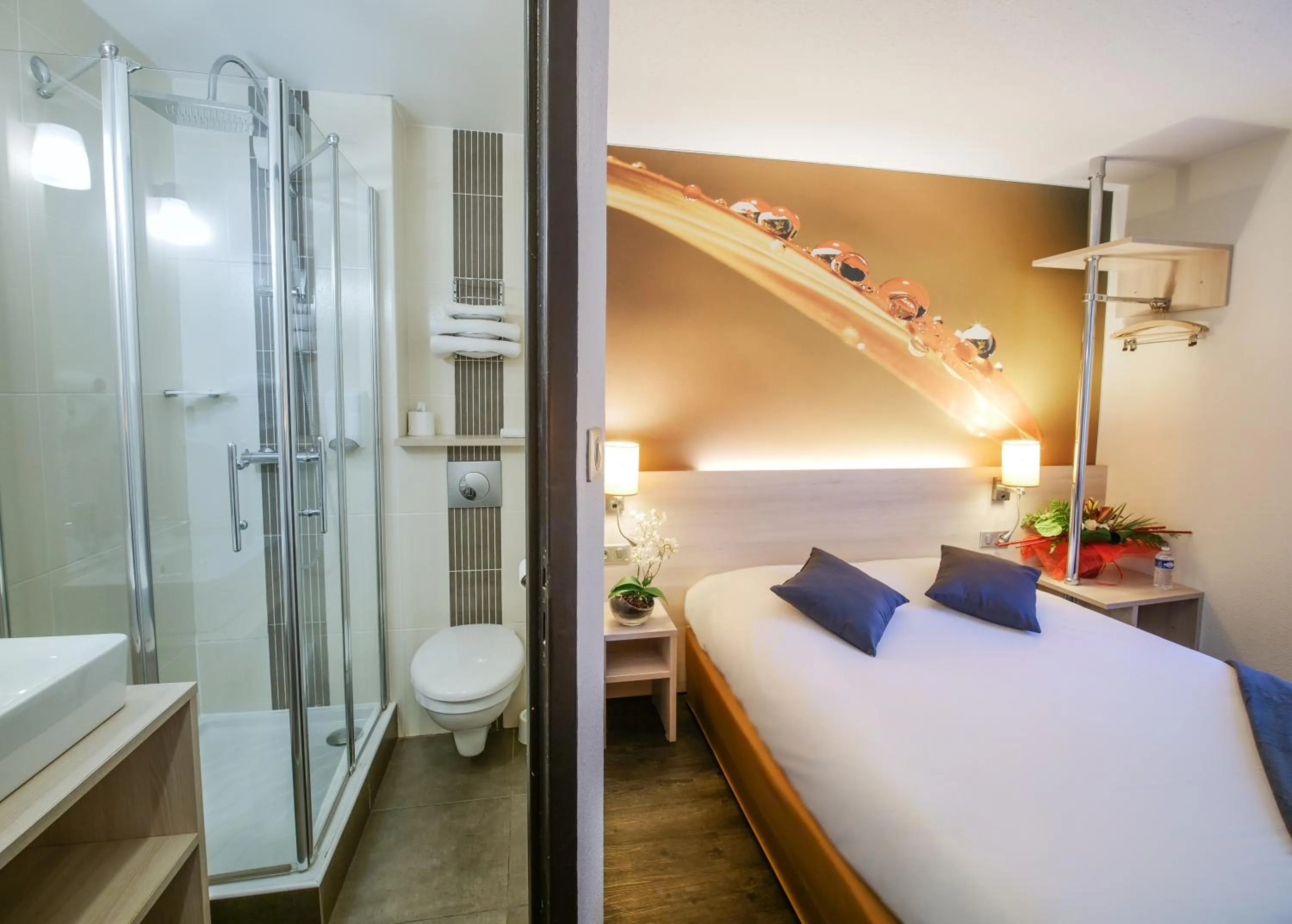 Shower, Bed in Hôtel Inn Design Resto Novo Vannes