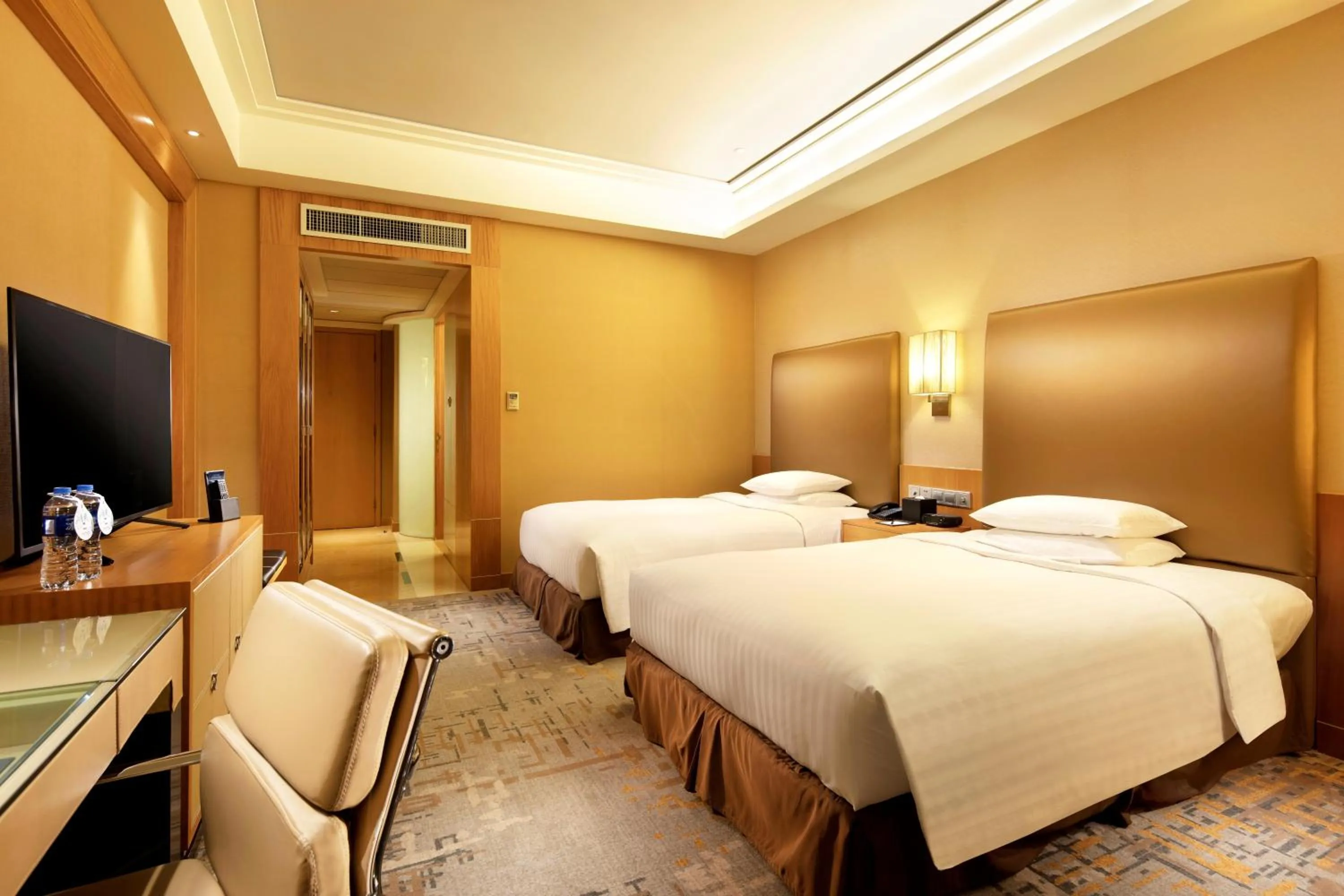 Bed in Hilton Xiamen, Lobby Links to Metro&shopping mall, Near train station