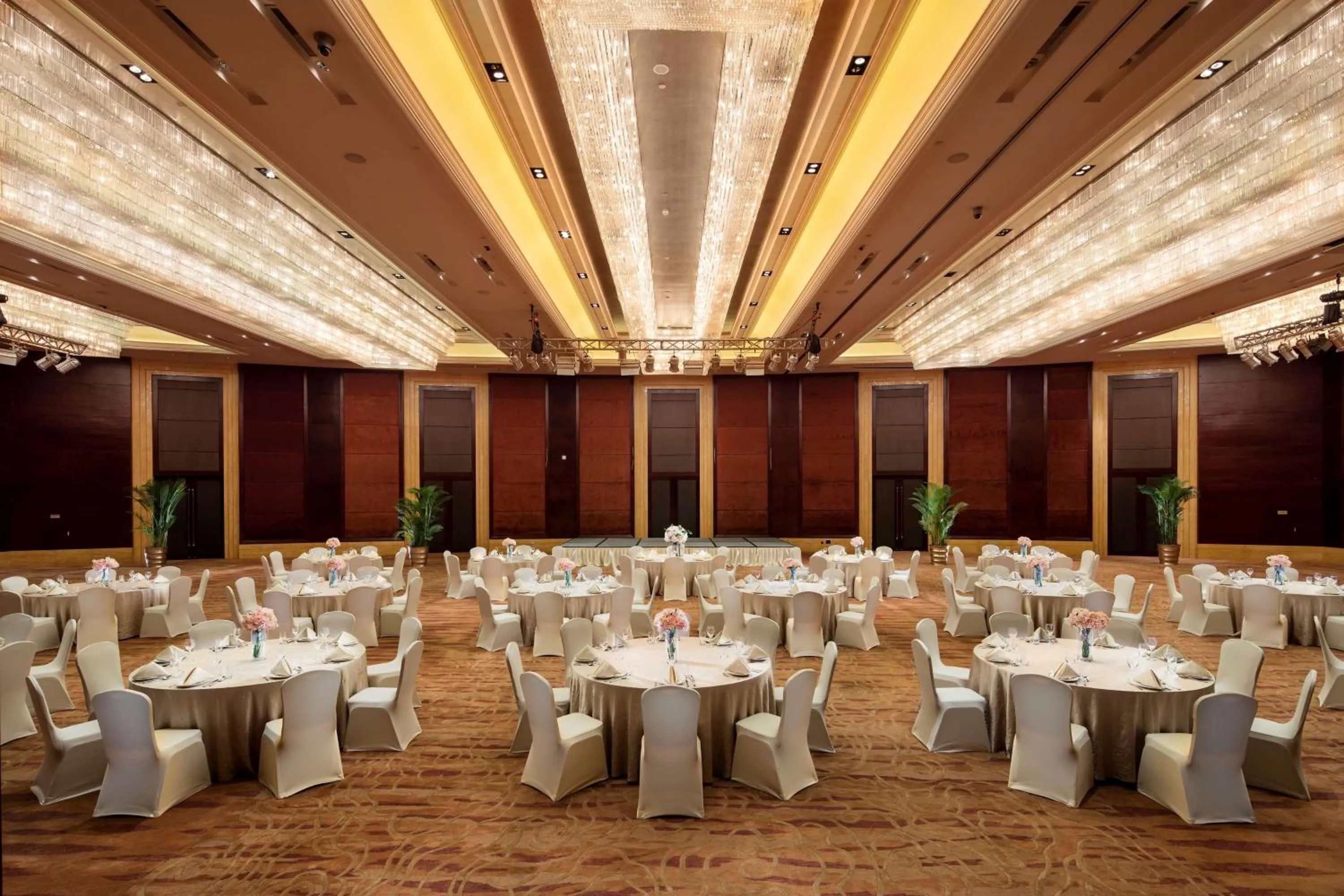 Meeting/conference room in Hilton Xiamen, Lobby Links to Metro&shopping mall, Near train station