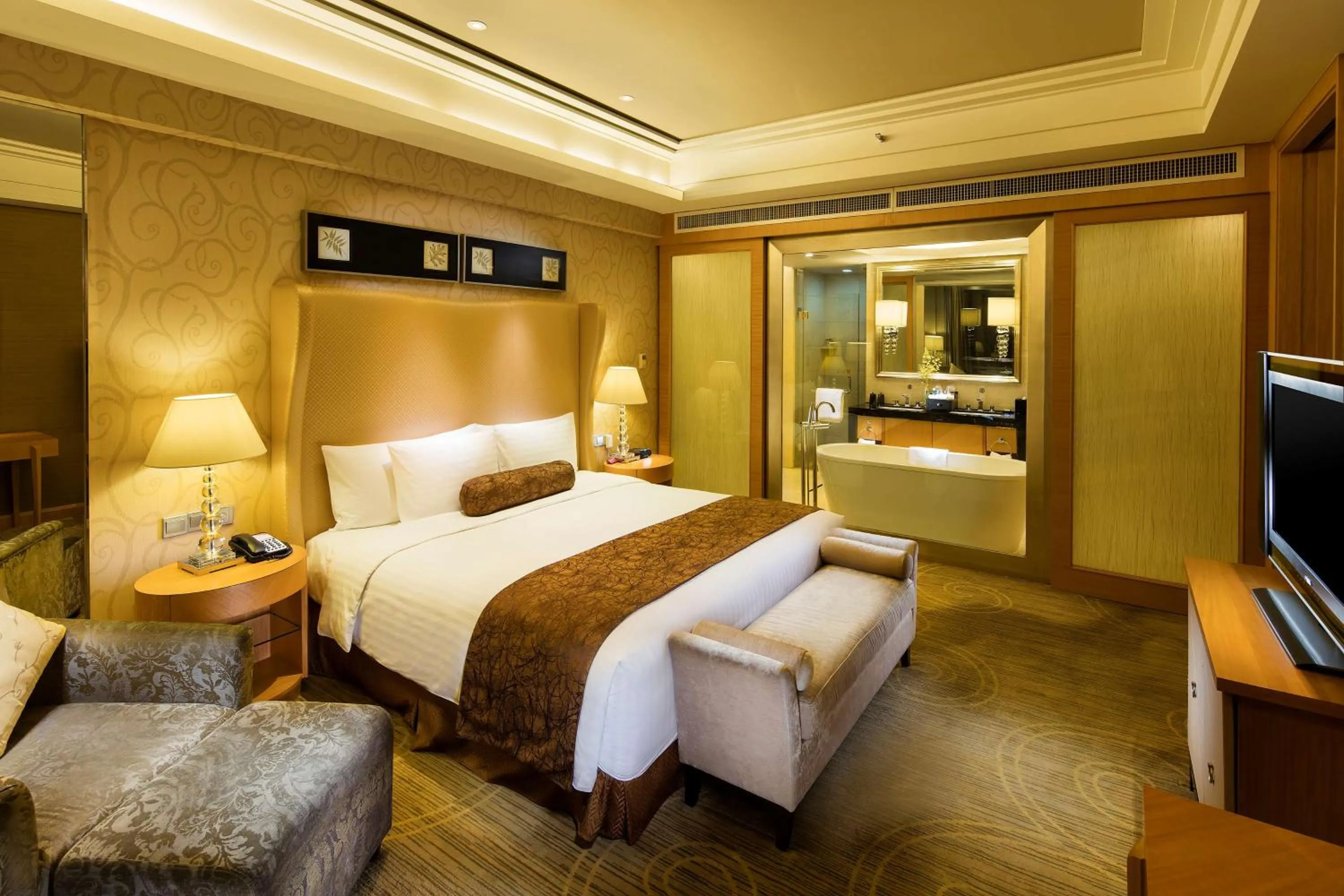 Bathroom, Bed in Hilton Xiamen, Lobby Links to Metro&shopping mall, Near train station