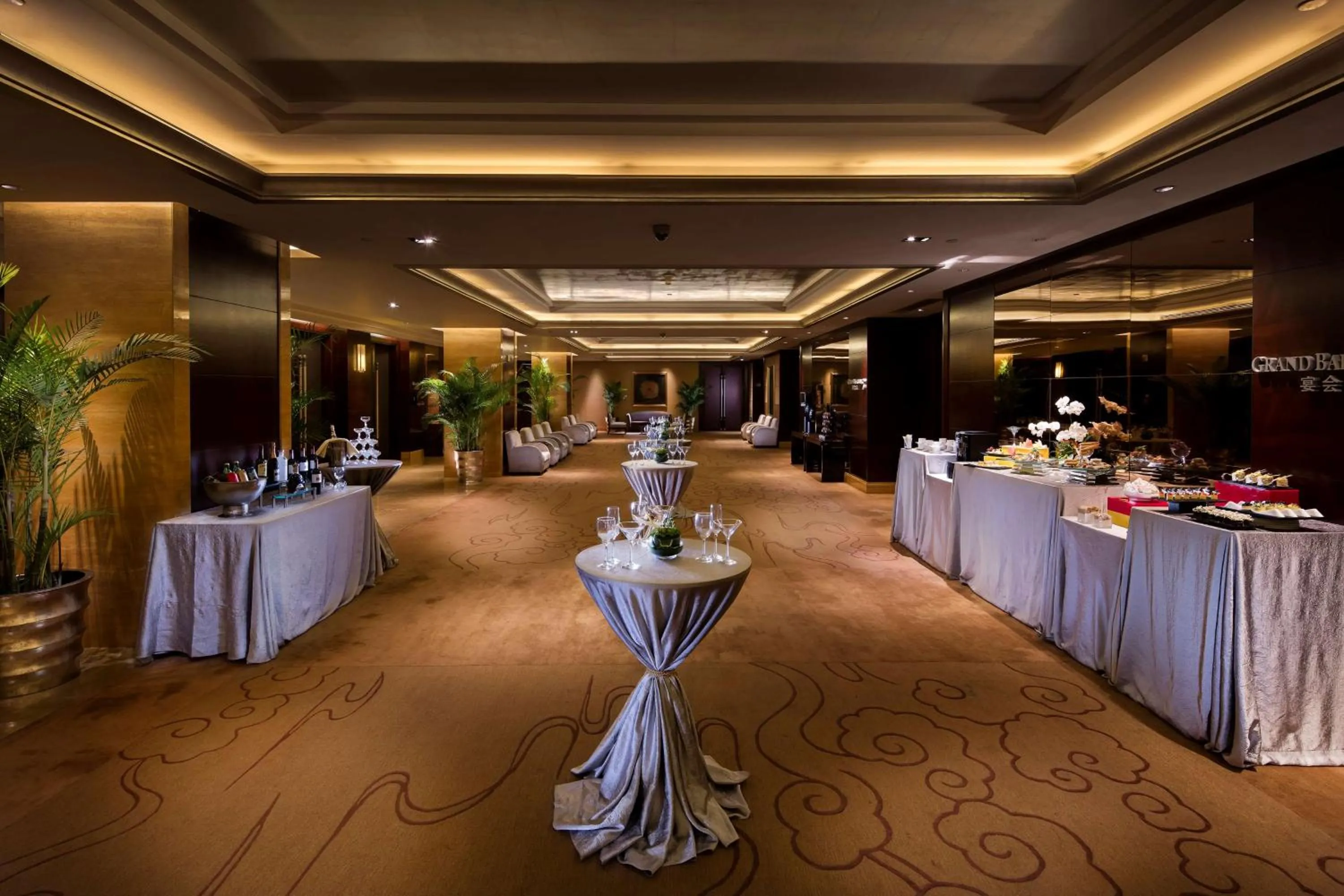 Dining area in Hilton Xiamen, Lobby Links to Metro&shopping mall, Near train station