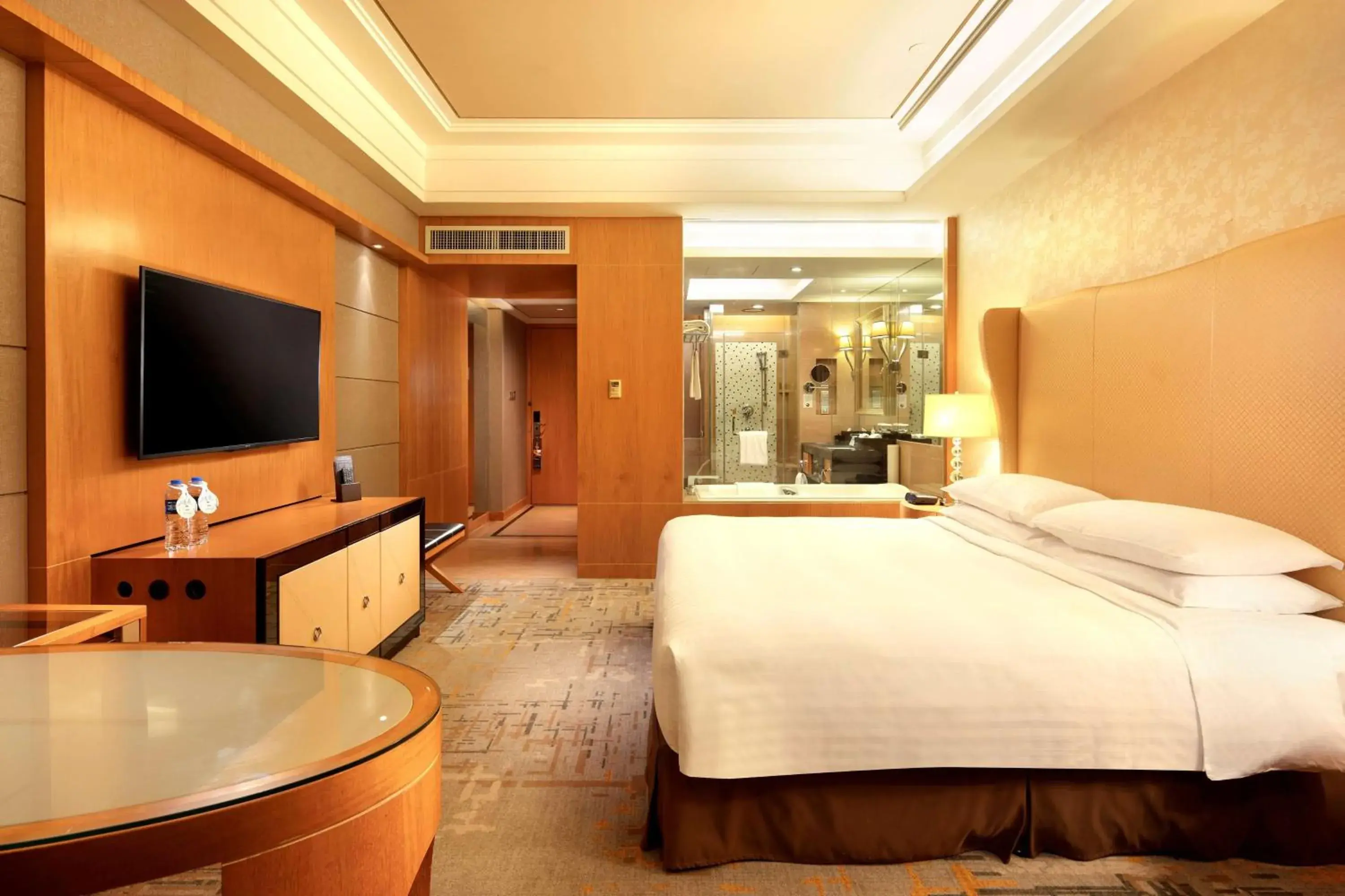 Deluxe King Room in Hilton Xiamen, Lobby Links to Metro&shopping mall, Near train station Deluxe King Room in Hilton Xiamen, Lobby Links to Metro&shopping mall, Near train station