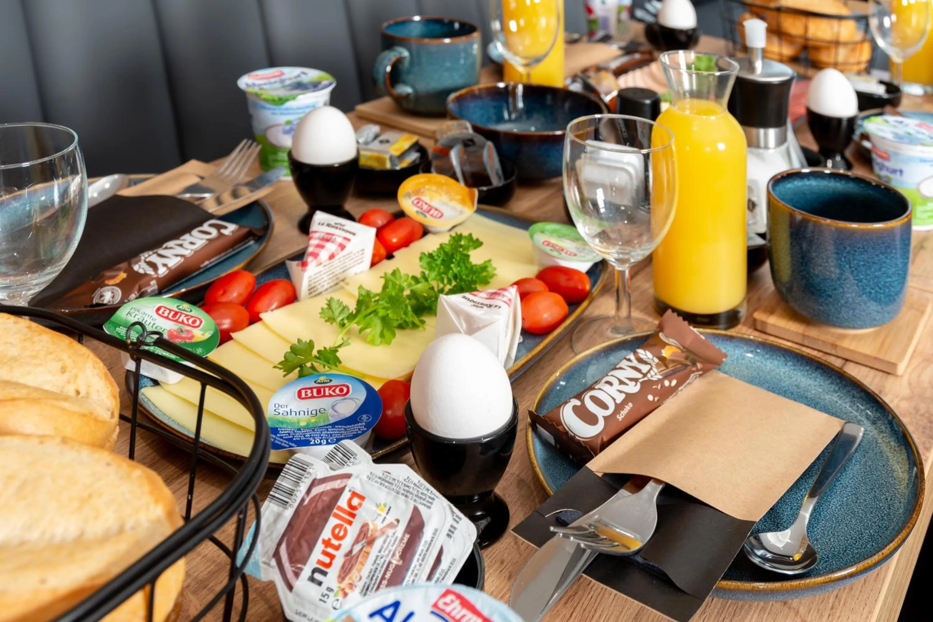 Restaurant/places to eat in Hotel Deluxe