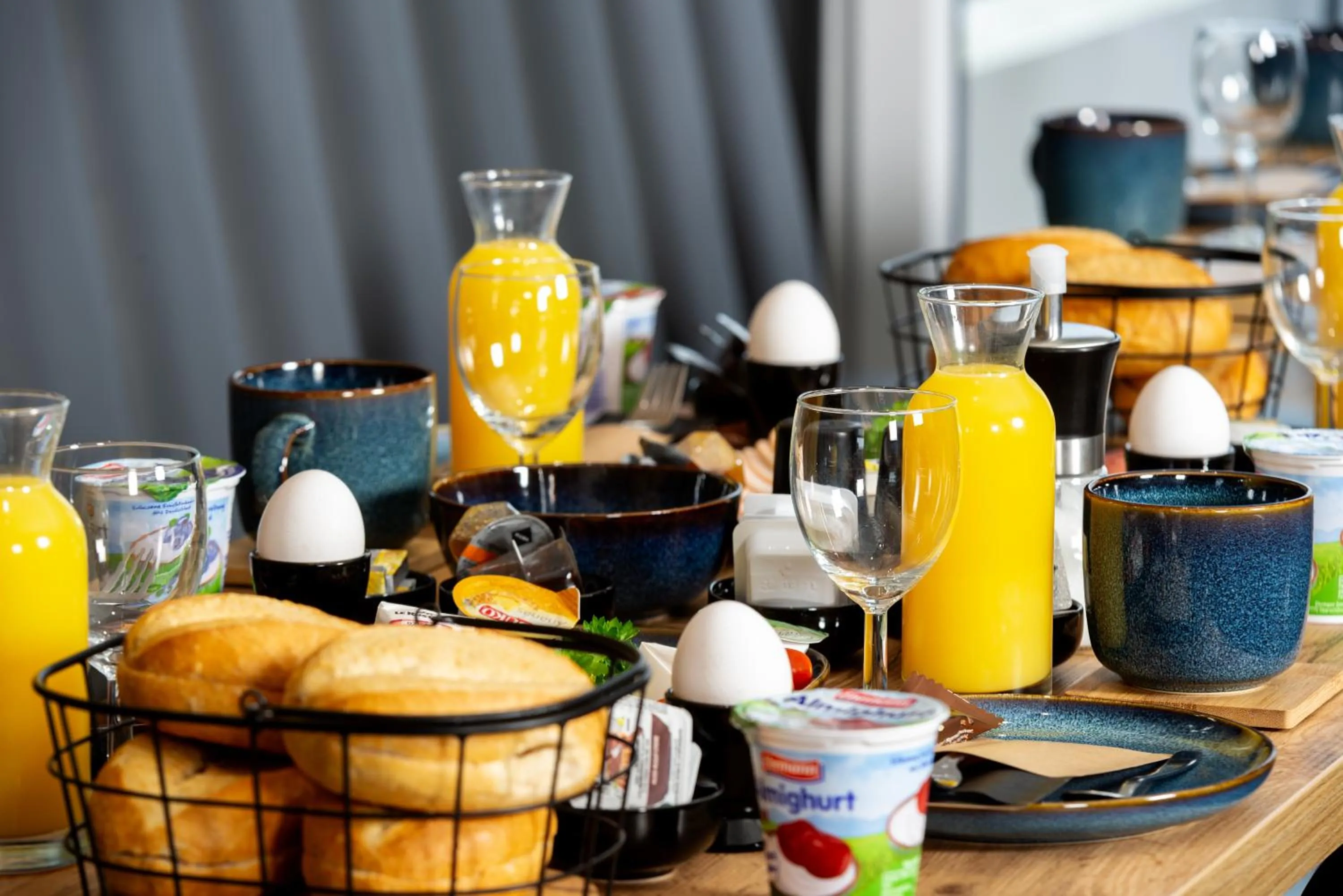 Restaurant/places to eat in Hotel Deluxe