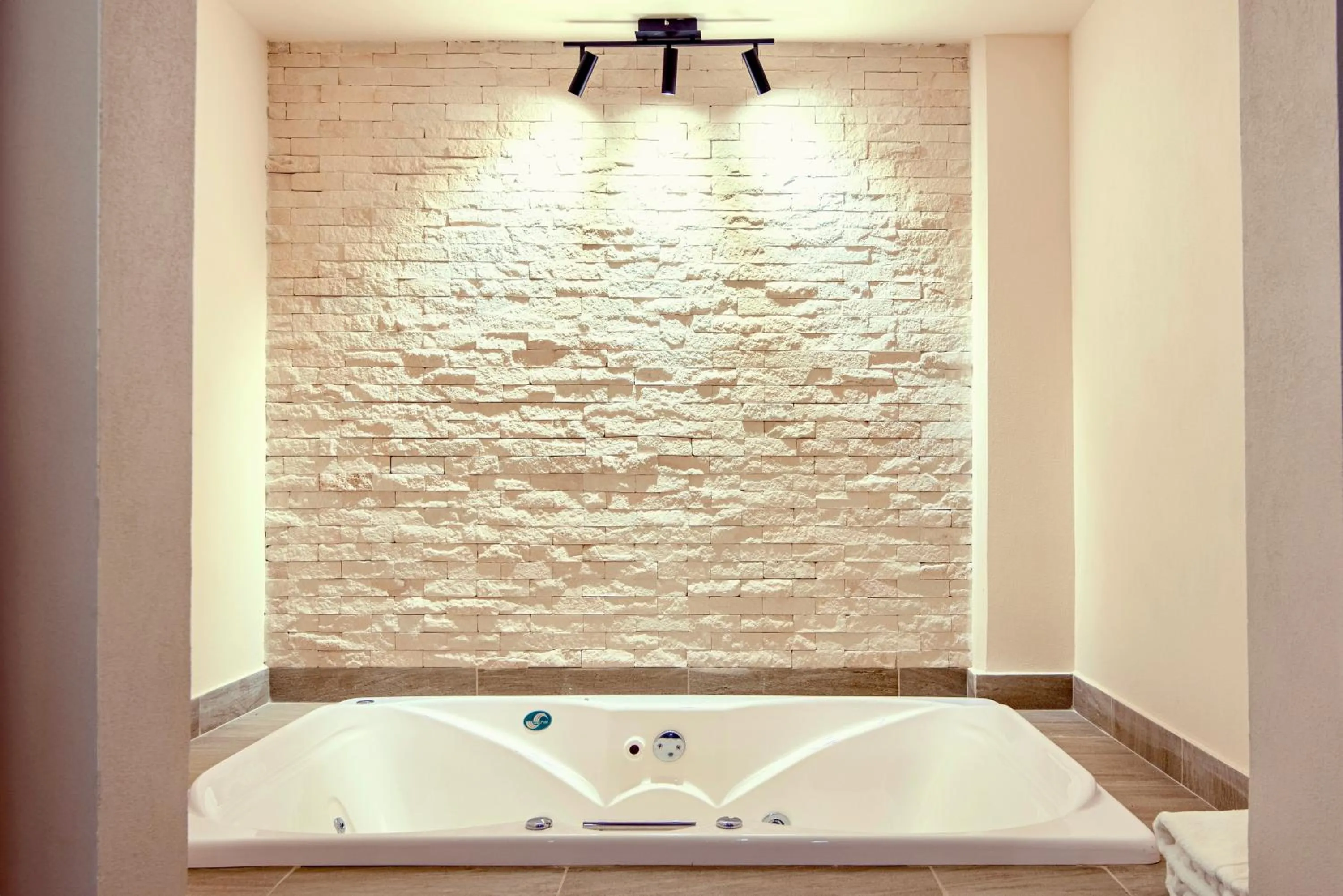 Hot Tub in Sendero Hotel