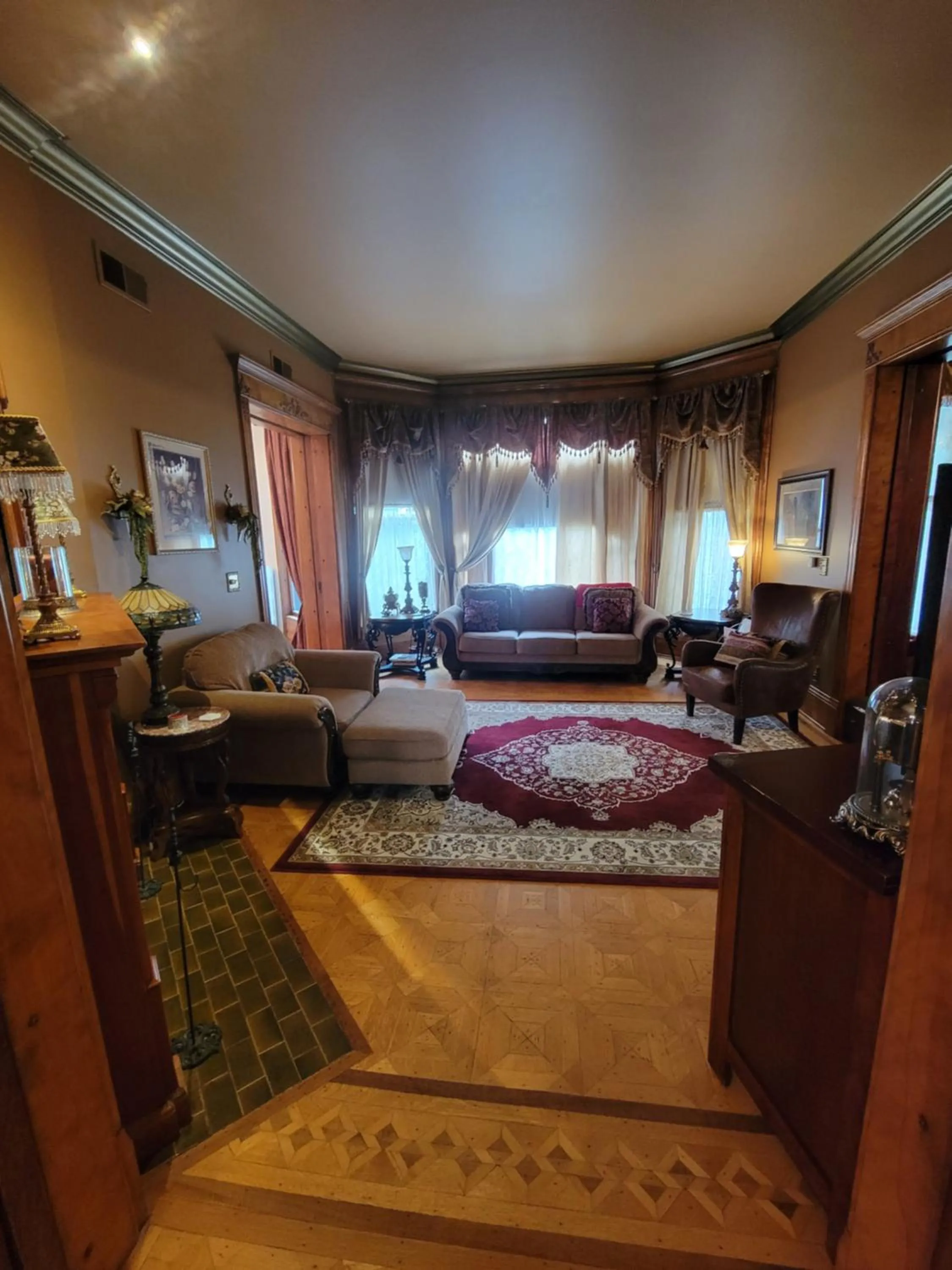 Living room, Seating Area in Linda Sue Manor