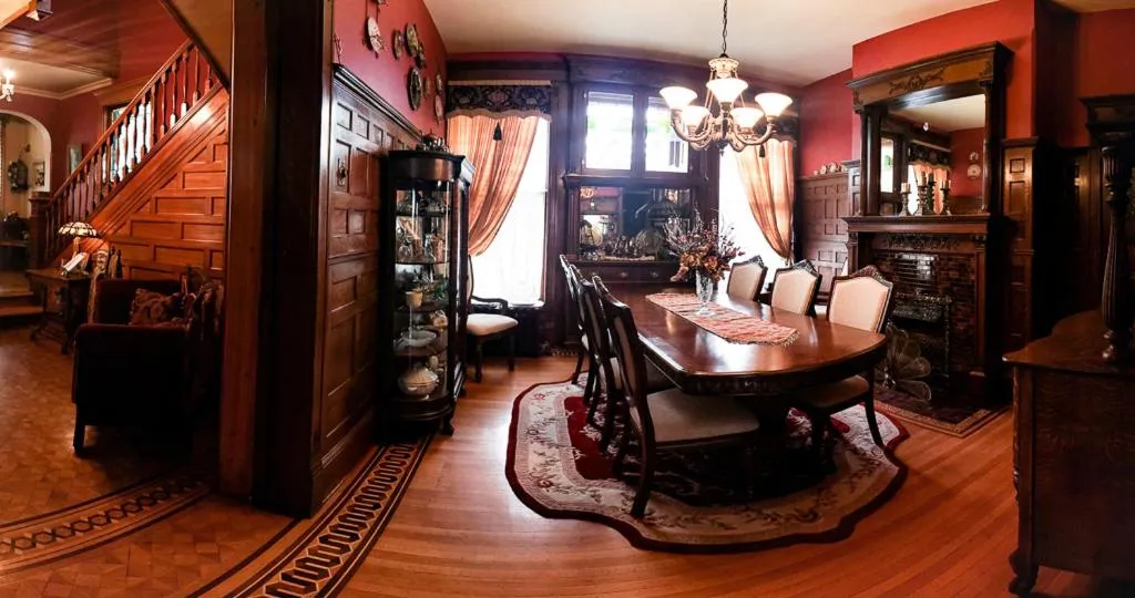 Communal lounge/ TV room, Restaurant/Places to Eat in Linda Sue Manor