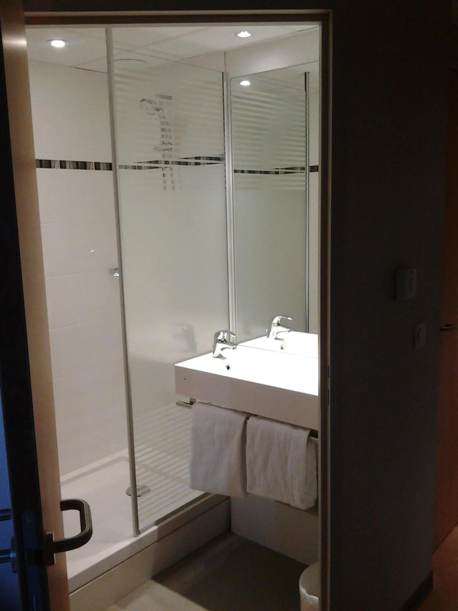 Bathroom in ibis budget Givet