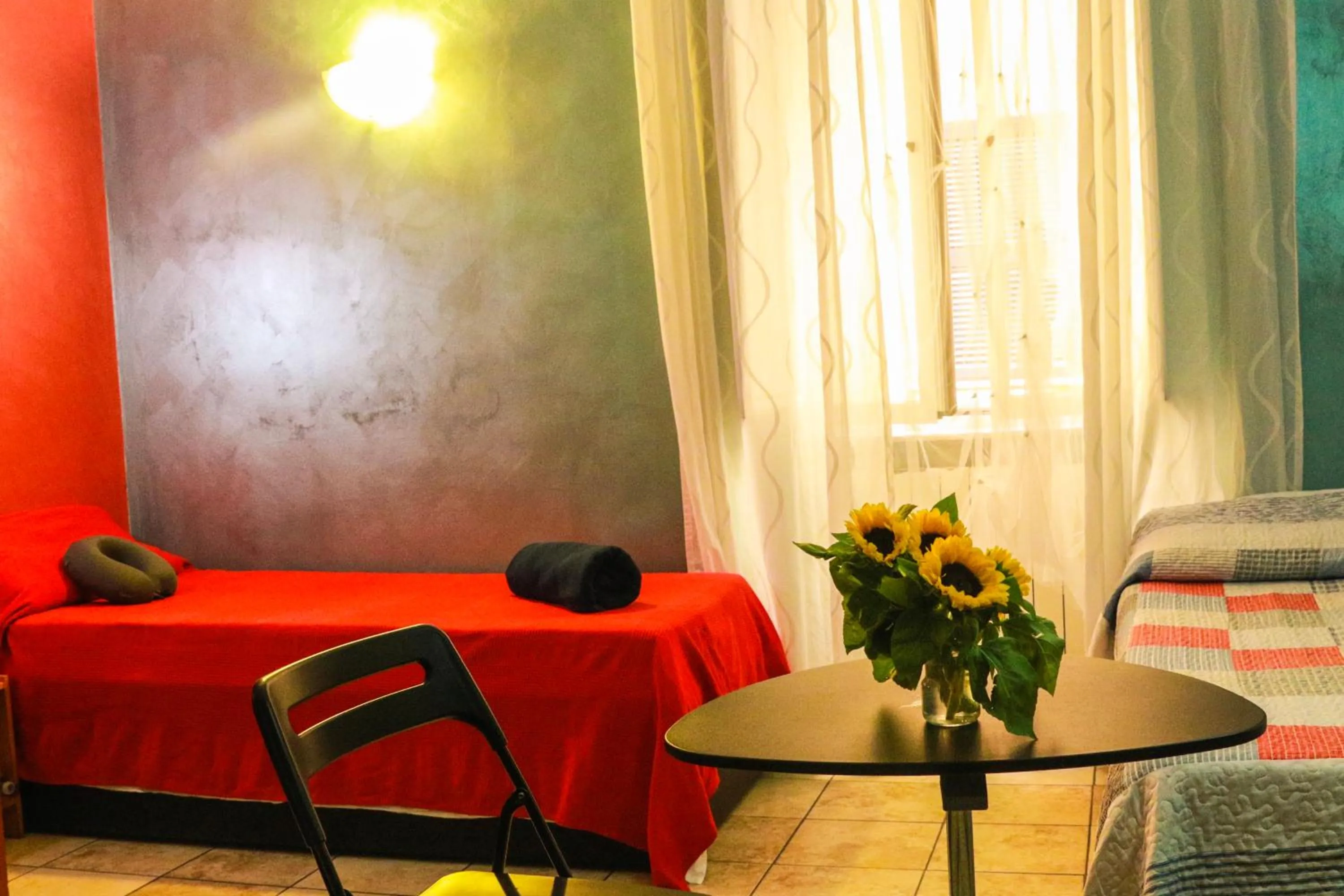 Communal lounge/ TV room, Bed in Român Holidays