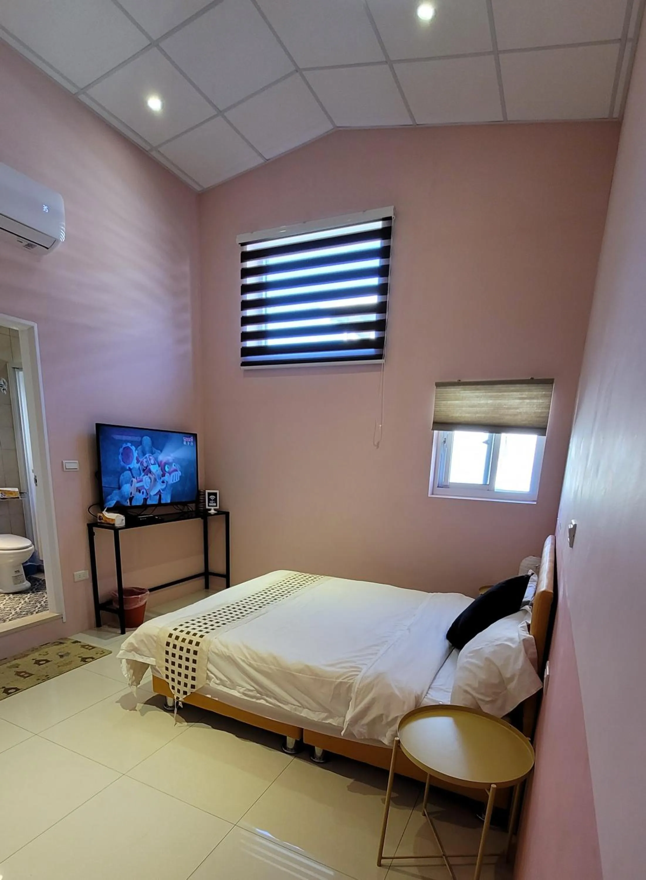 Photo of the whole room, Bed in Xi Yin Zhi Su