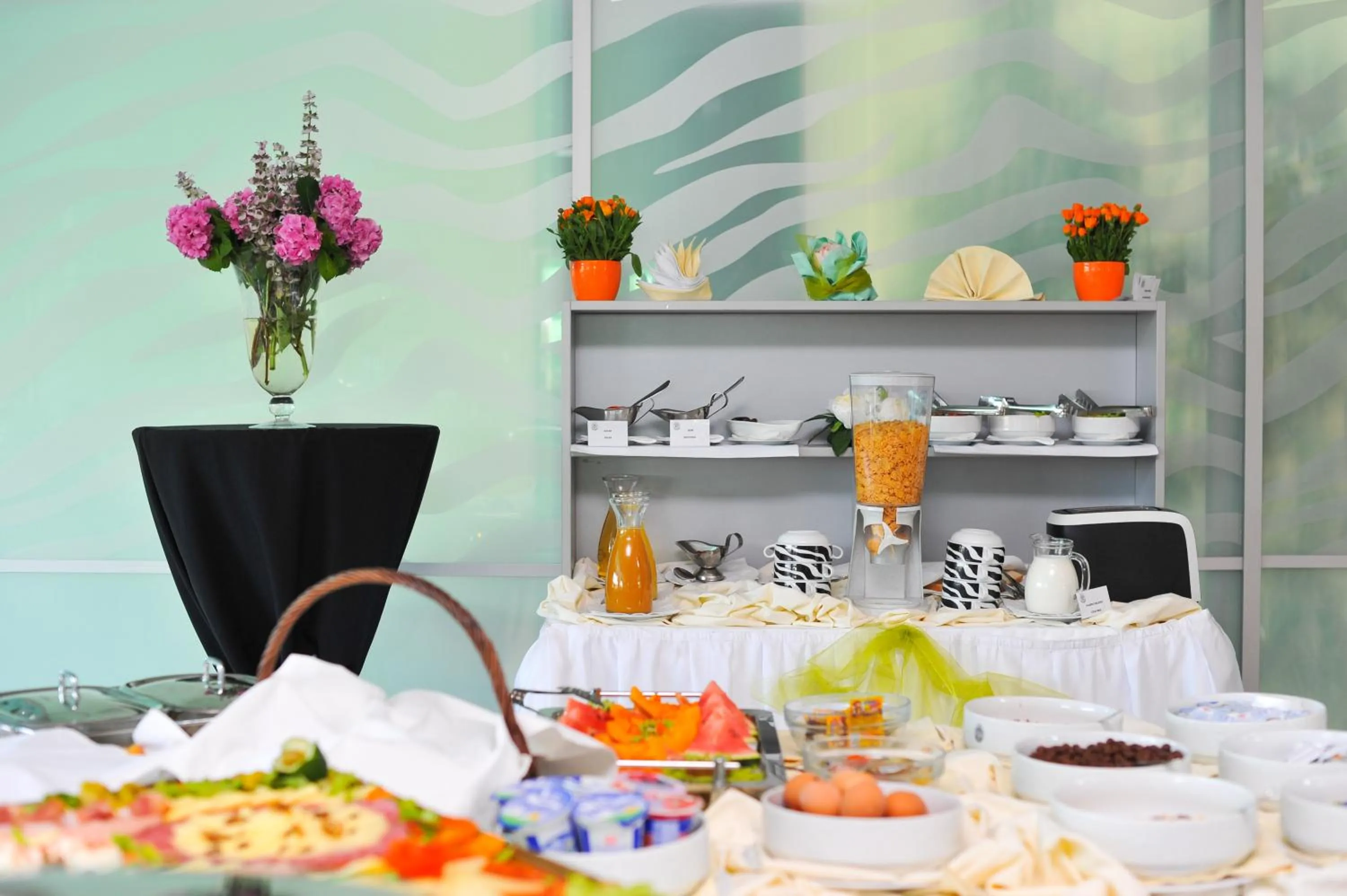 Restaurant/places to eat in ZOO hotel