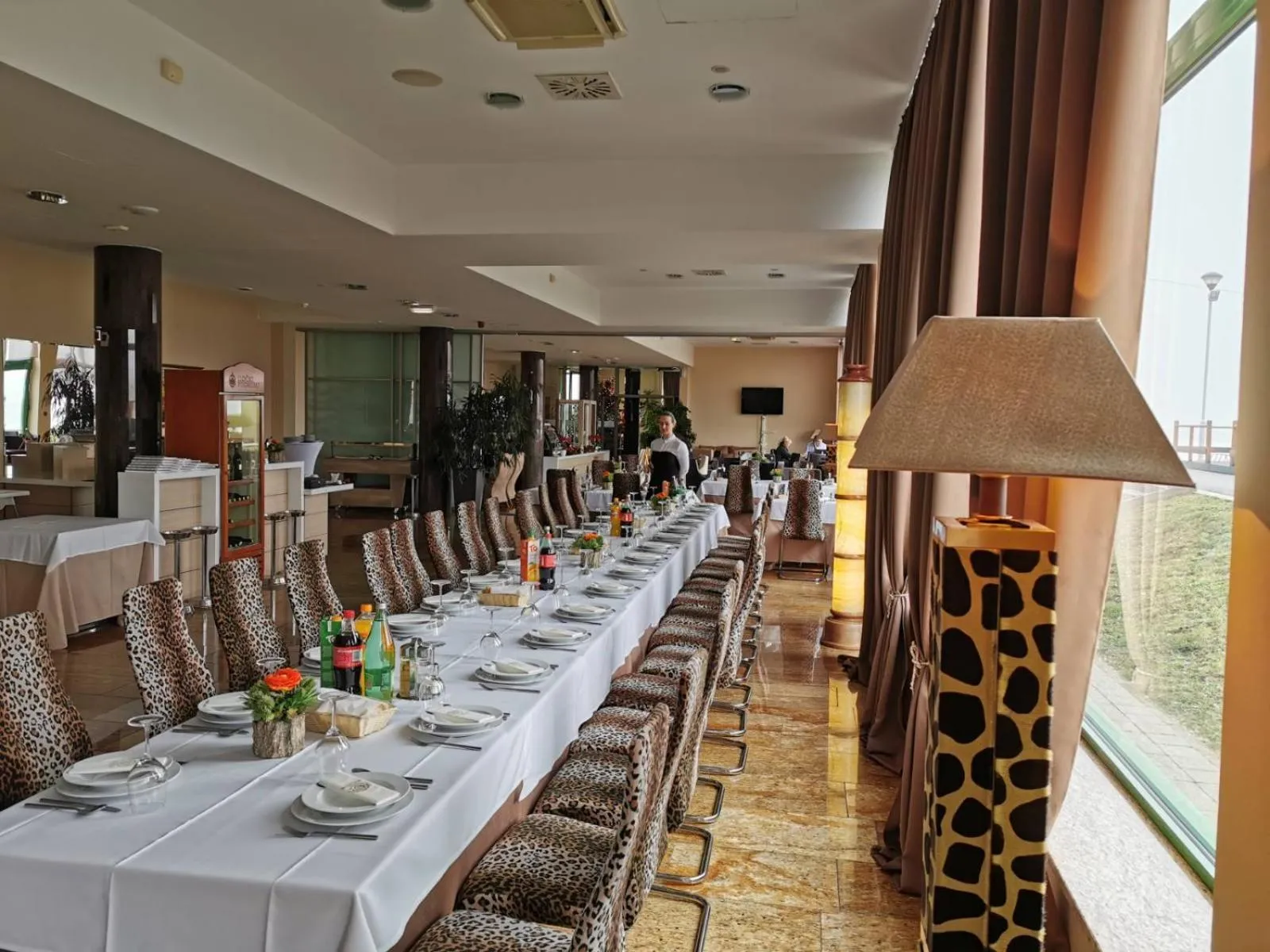 Restaurant/places to eat in ZOO hotel