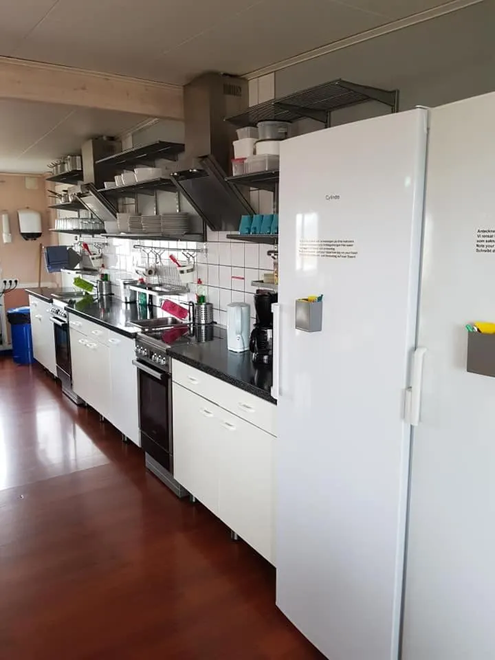 Communal kitchen in Håknäs Vandrarhem