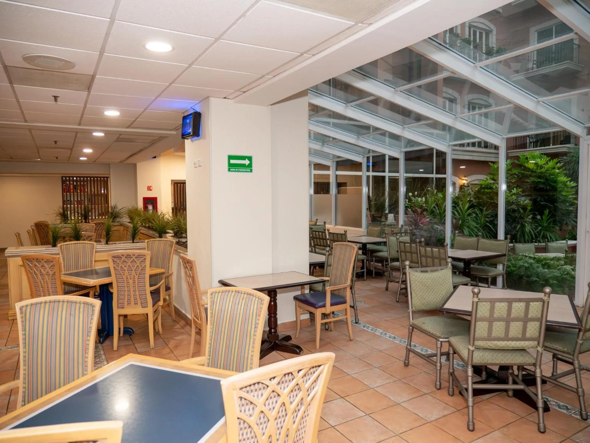 Restaurant/places to eat in Holiday Inn Express - Monterrey - Tecnologico by IHG