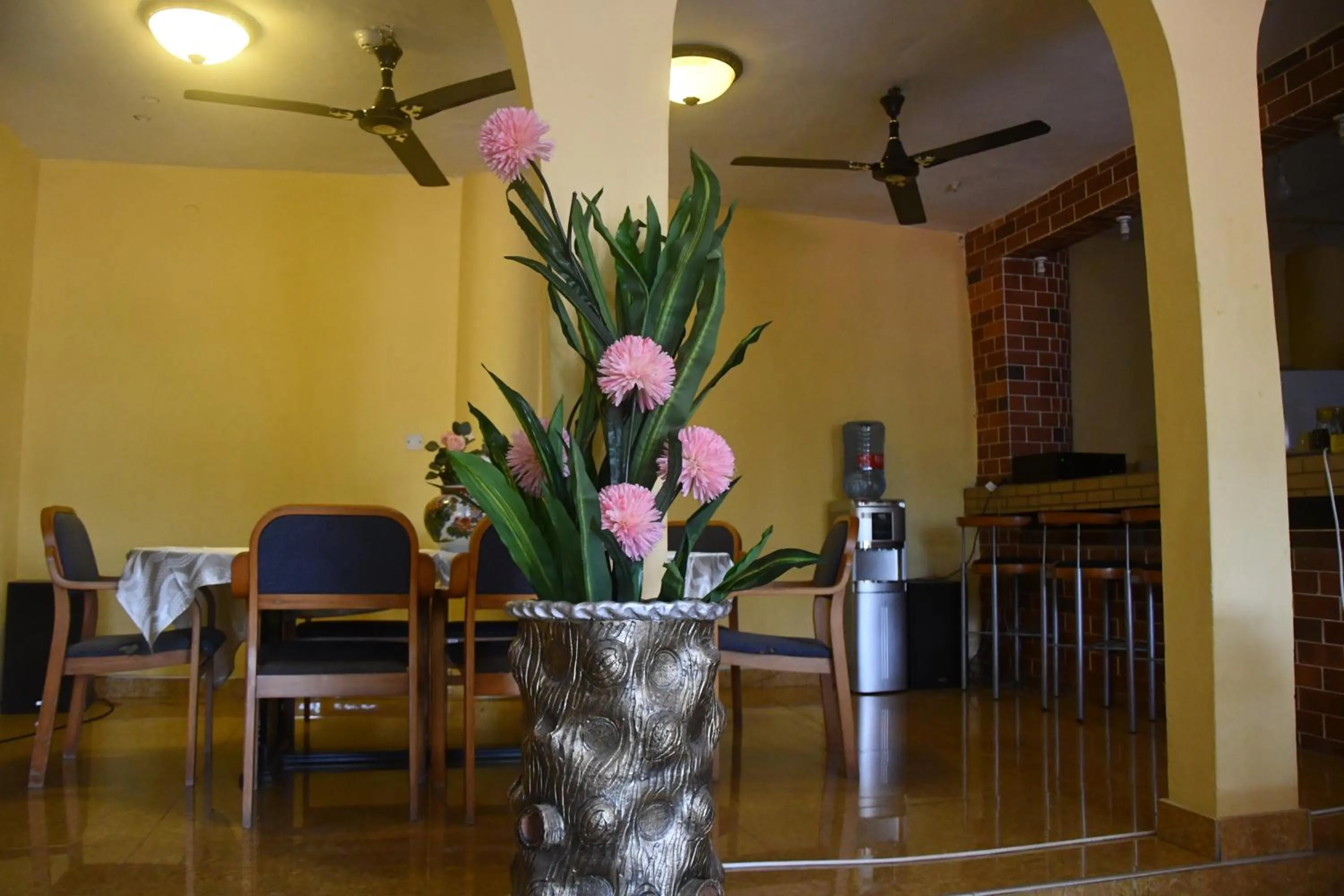 Restaurant/places to eat in Odo So Royal Hotel