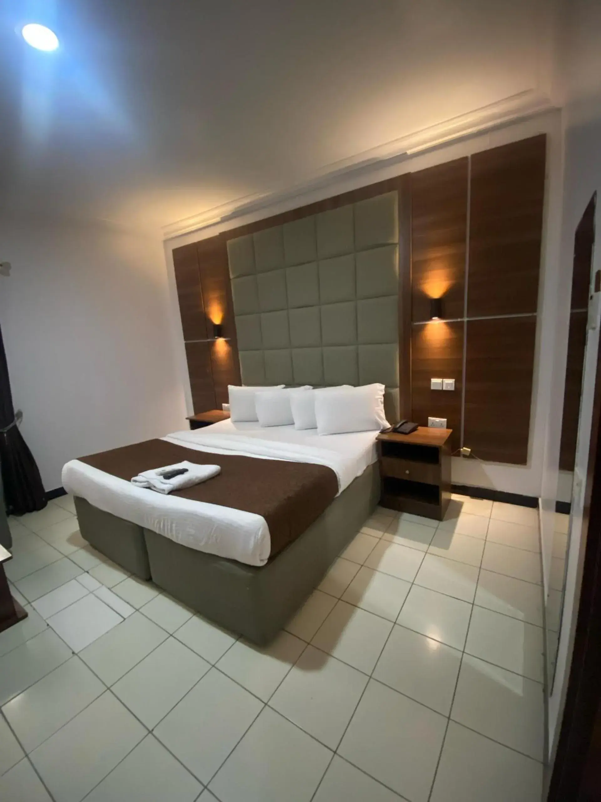 Queen Room - single occupancy in Presken Hotel OPEBI Branch Queen Room - single occupancy in Presken Hotel OPEBI Branch