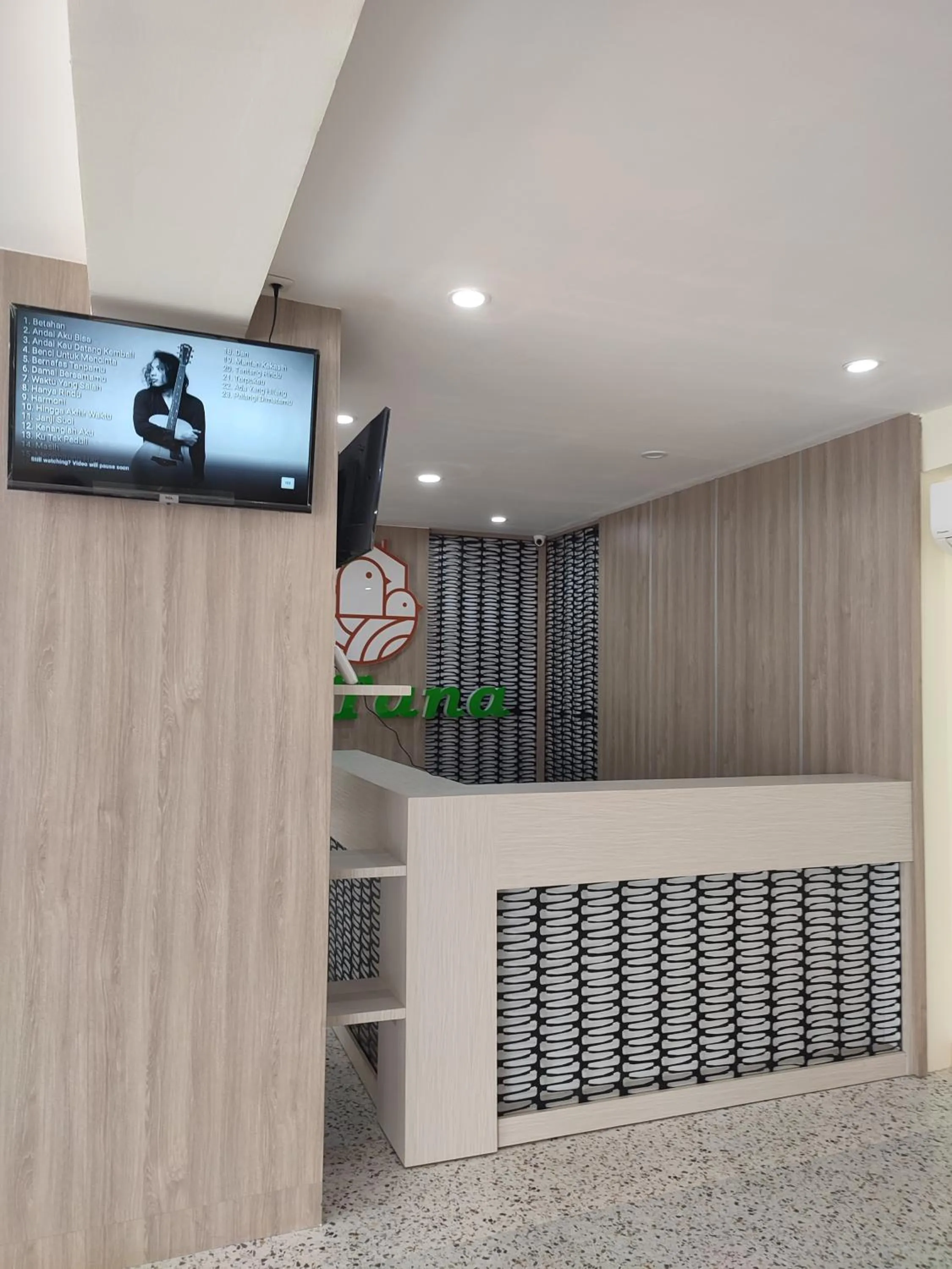 Communal lounge/ TV room in La Tana Hotel