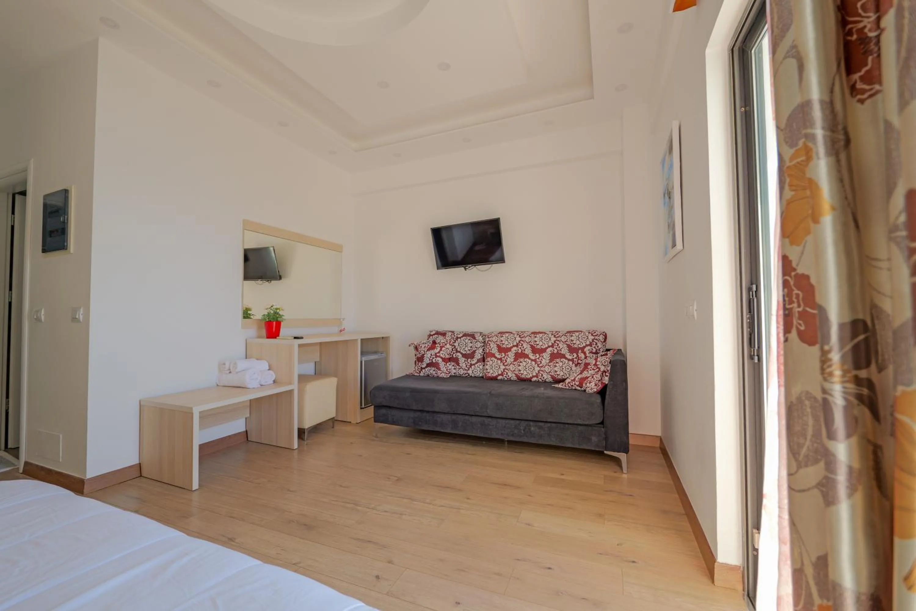 TV and multimedia, Bed in Hotel Iliria