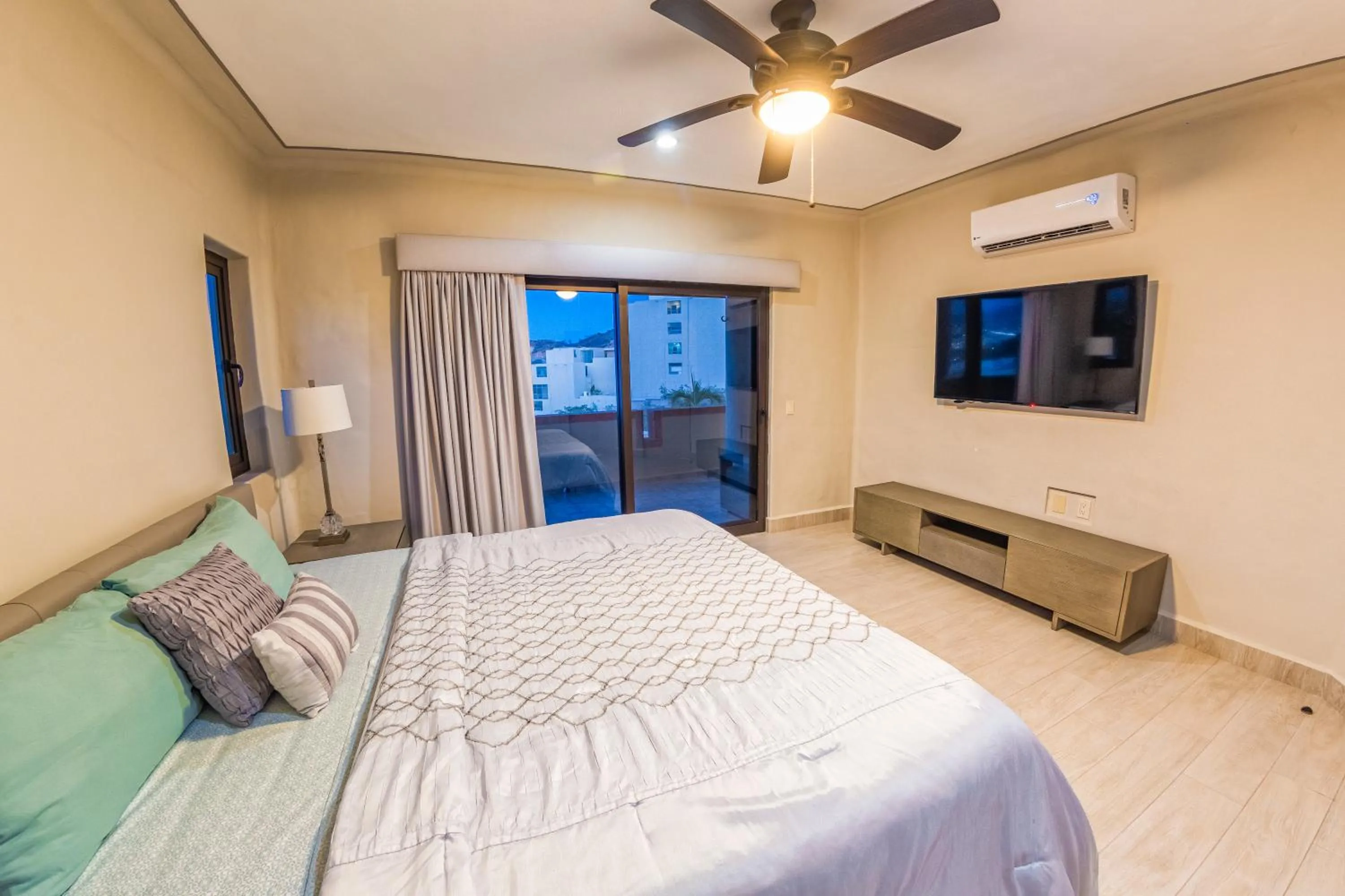 Bed in Castillo Blarney Inn