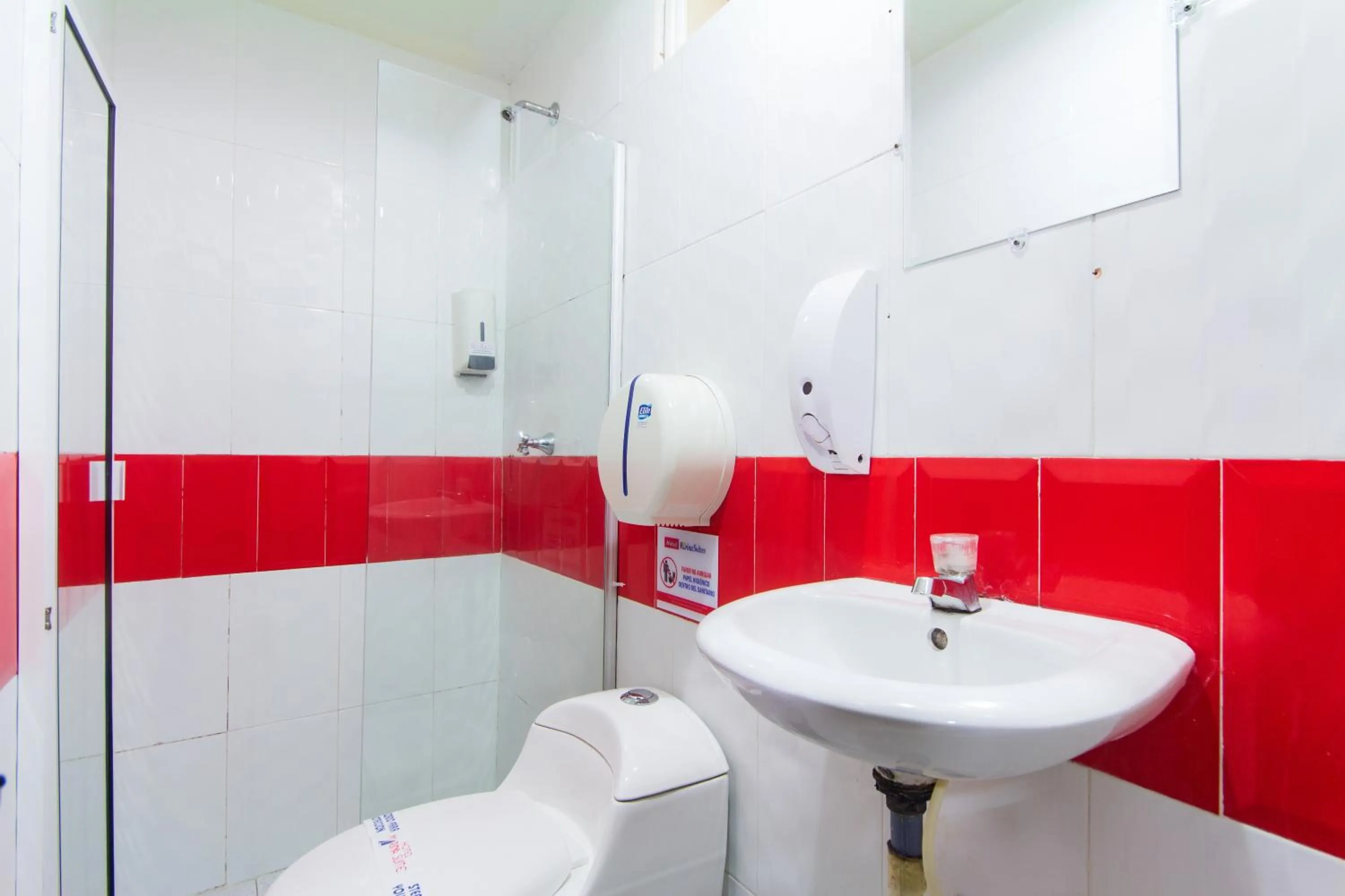 Bathroom in Hotel Marina Suites By GEH Suites