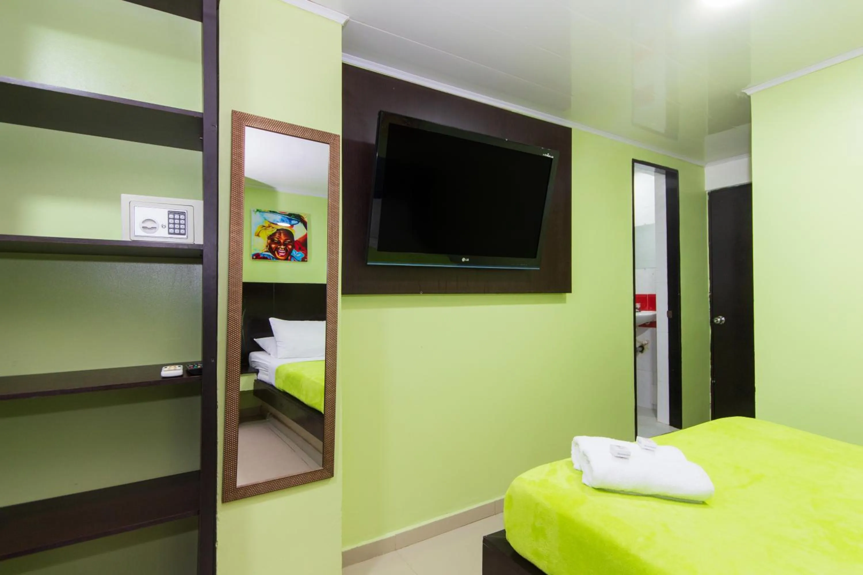 TV and multimedia, Bed in Hotel Marina Suites By GEH Suites