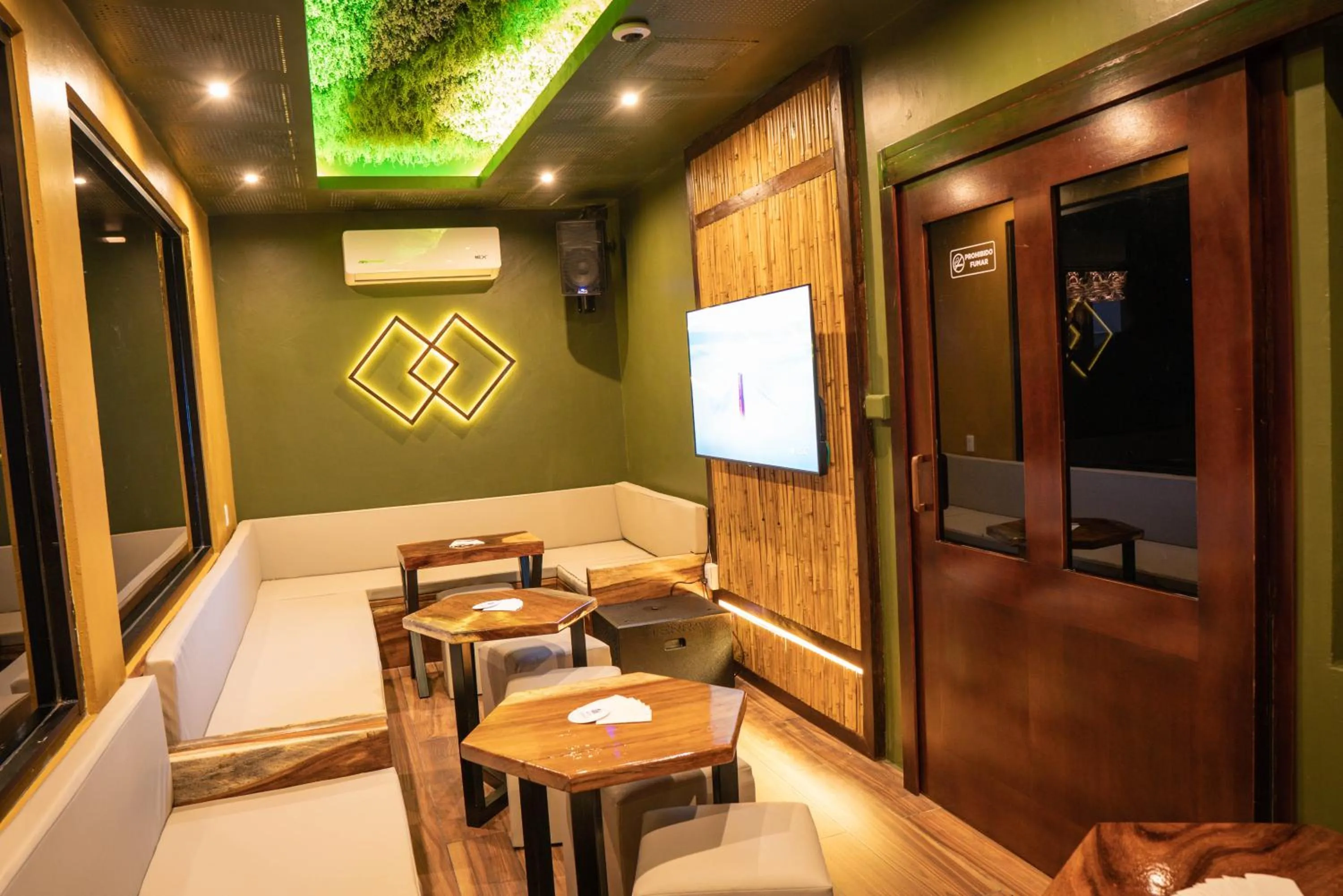 Karaoke in Hotel Maya Tulipanes Palenque