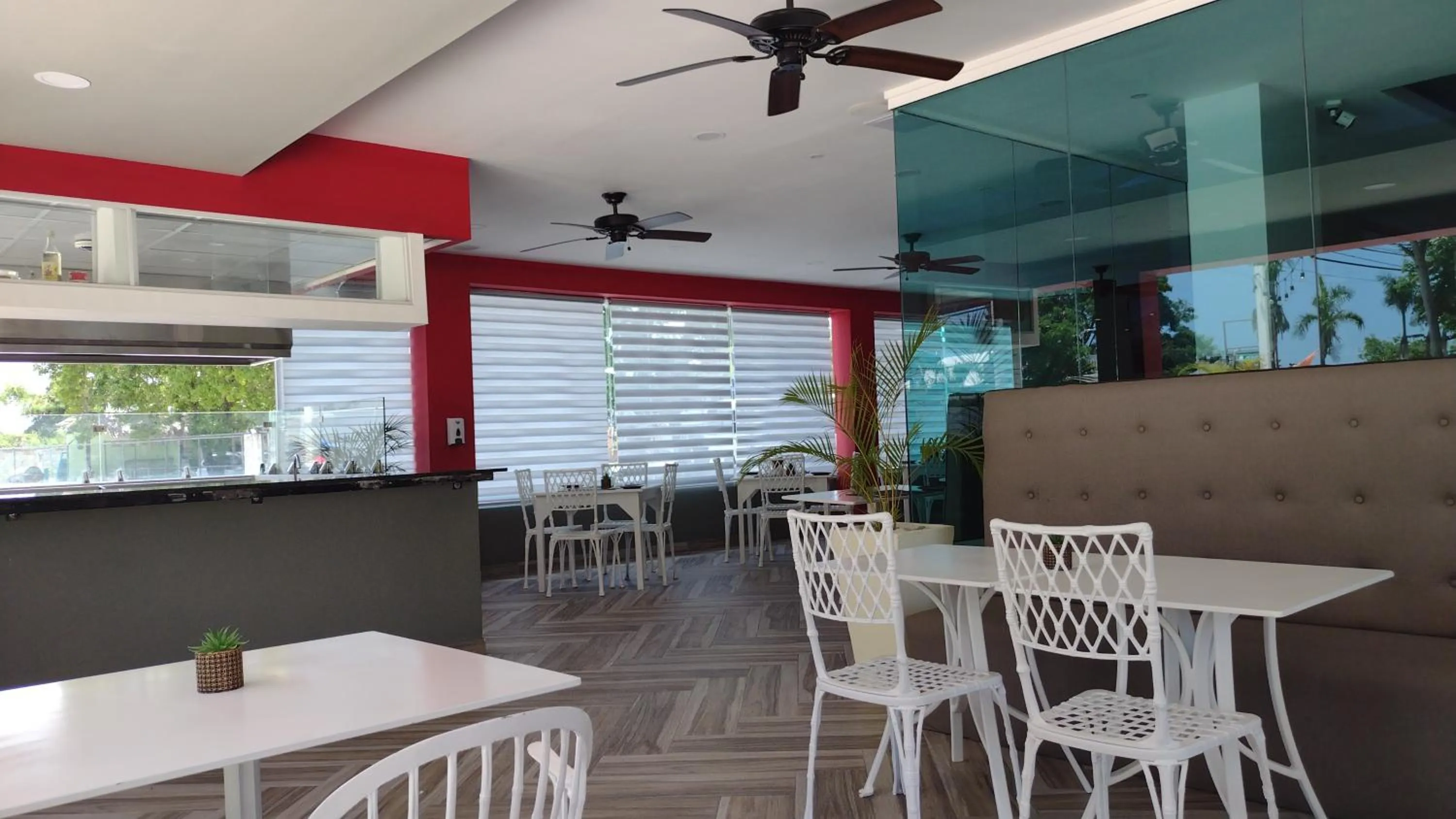 Restaurant/places to eat in Plaza Coral Hotel