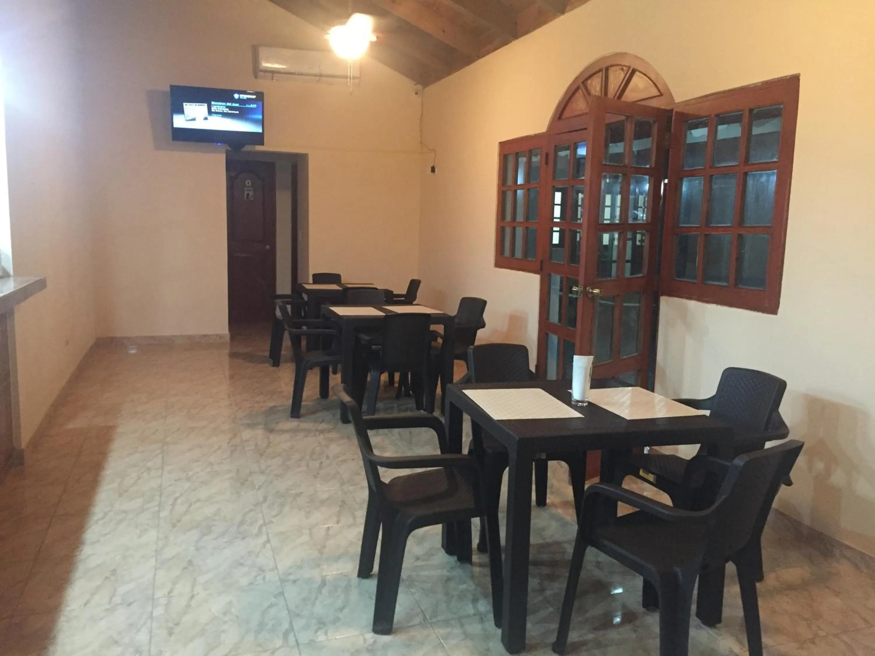 Restaurant/places to eat in Hotel Santander SD