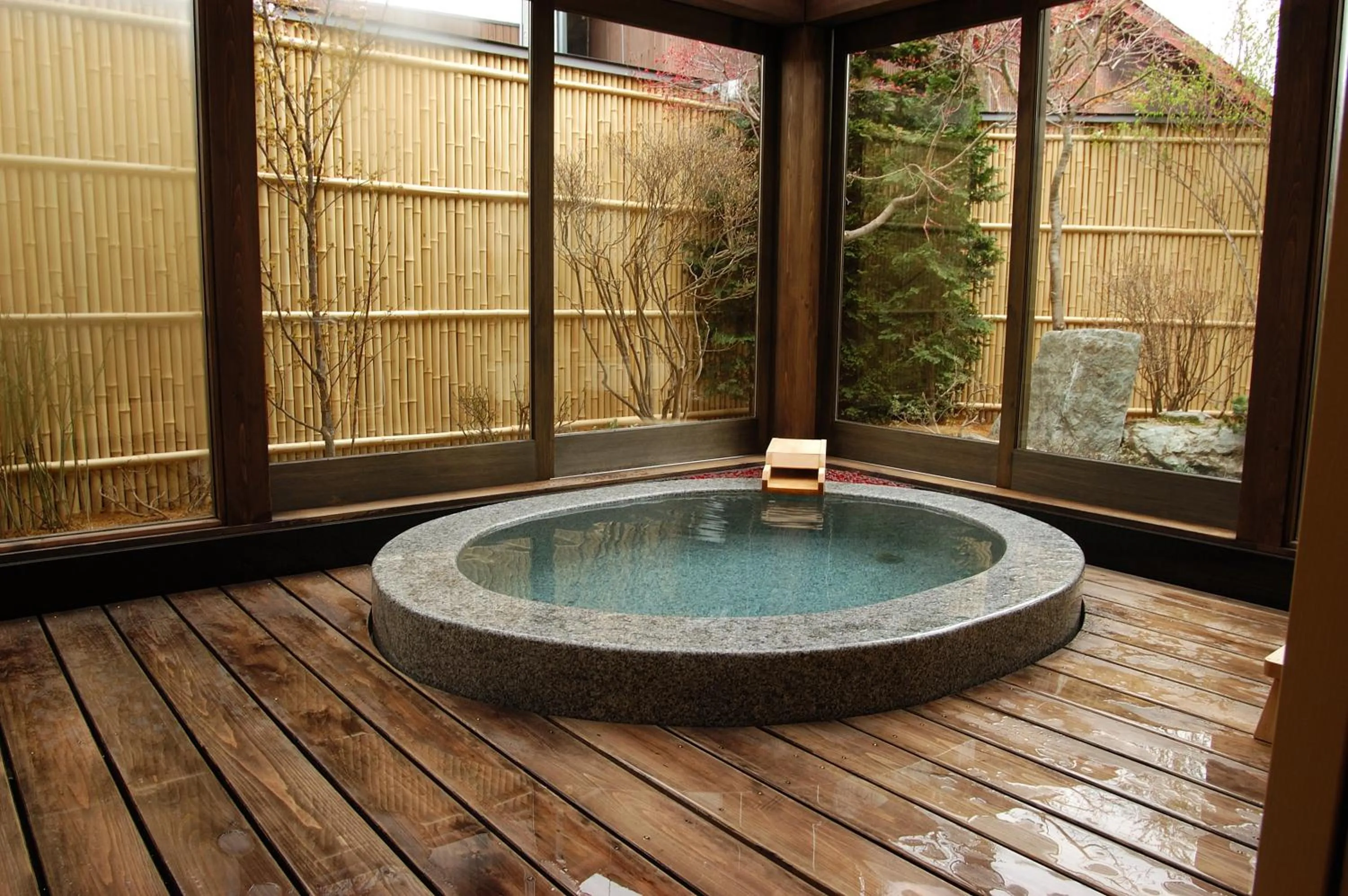 Hot Tub in Yatsusankan Over 6 years old