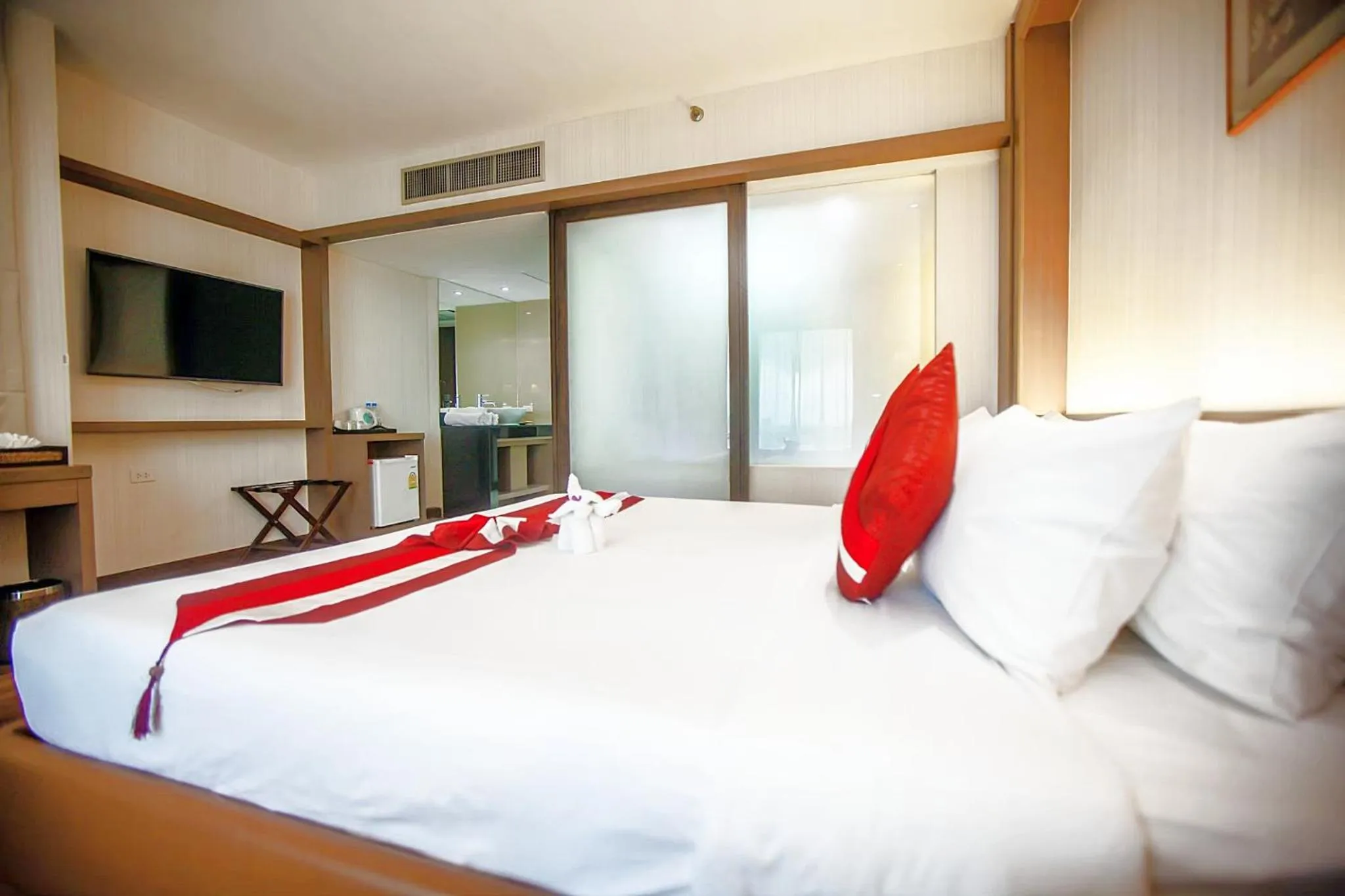 Photo of the whole room, Bed in Chiangmai Grandview Hotel & Convention Center